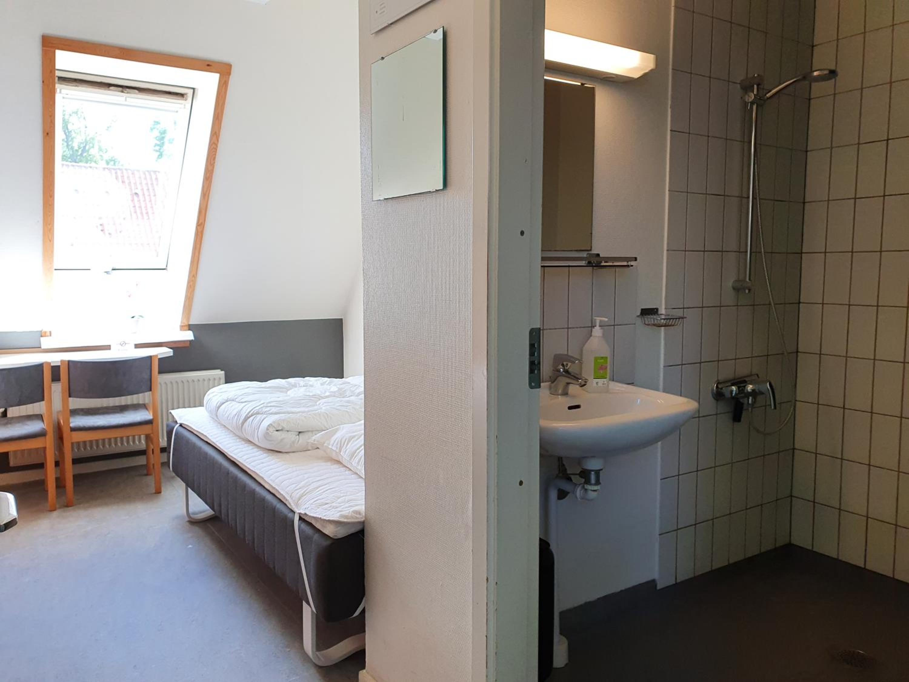 Quadruple Room with Private Bathroom - Photo 3