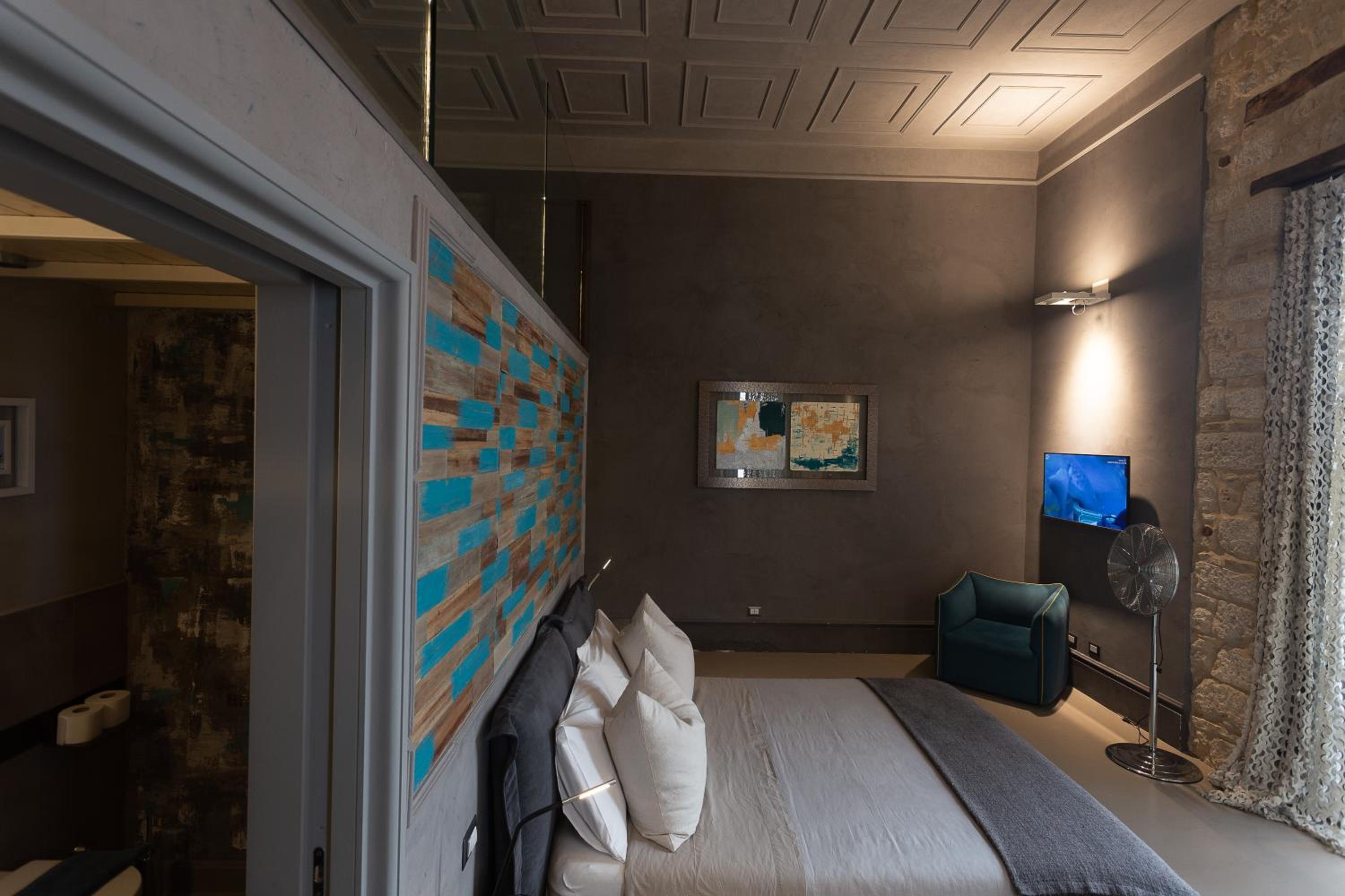 Suite - Photo 37