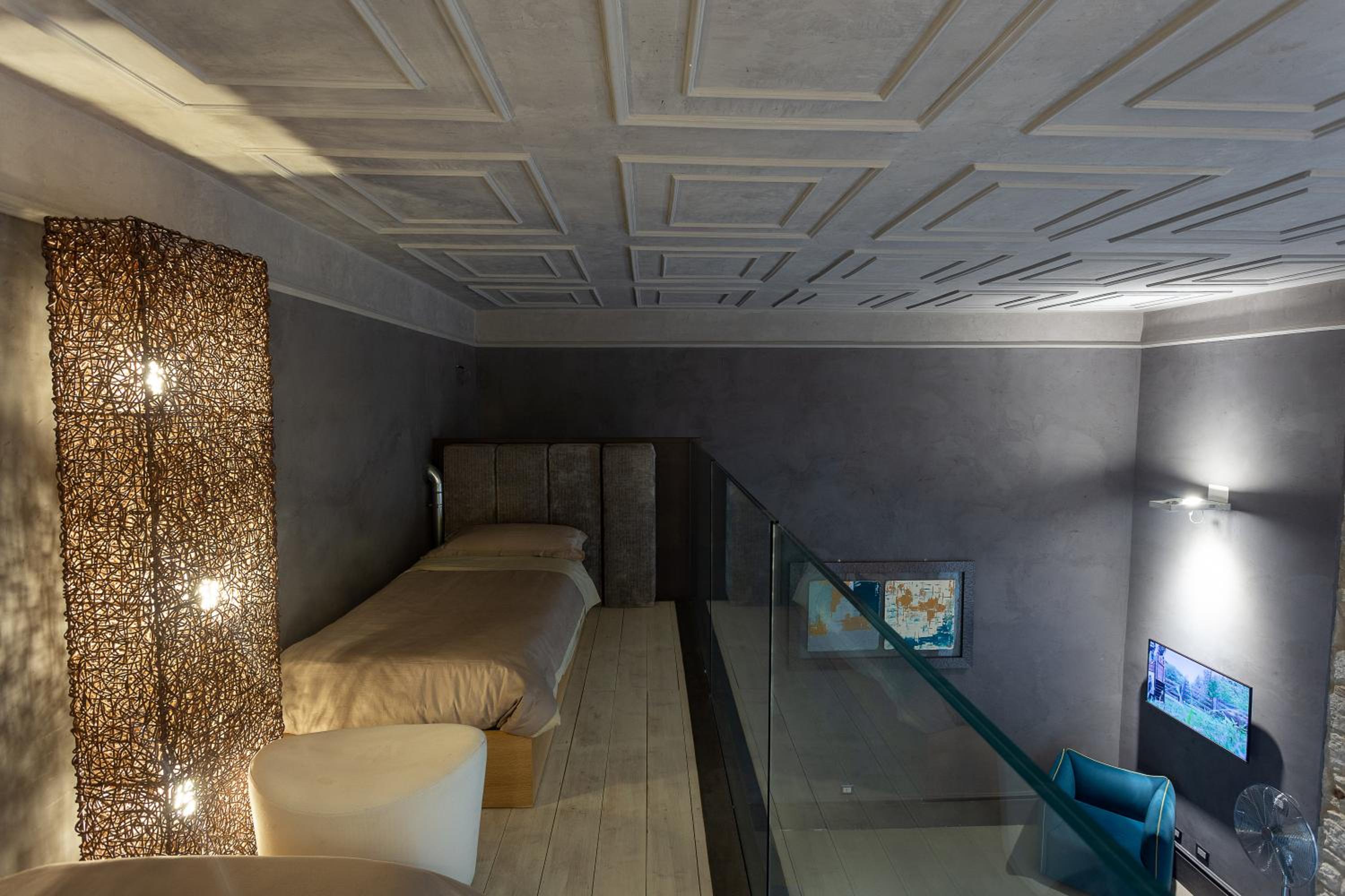 Suite - Photo 17