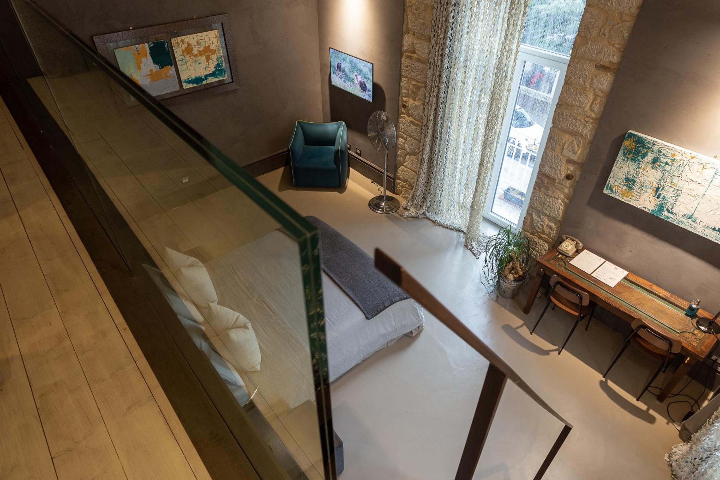 Suite - Photo 14