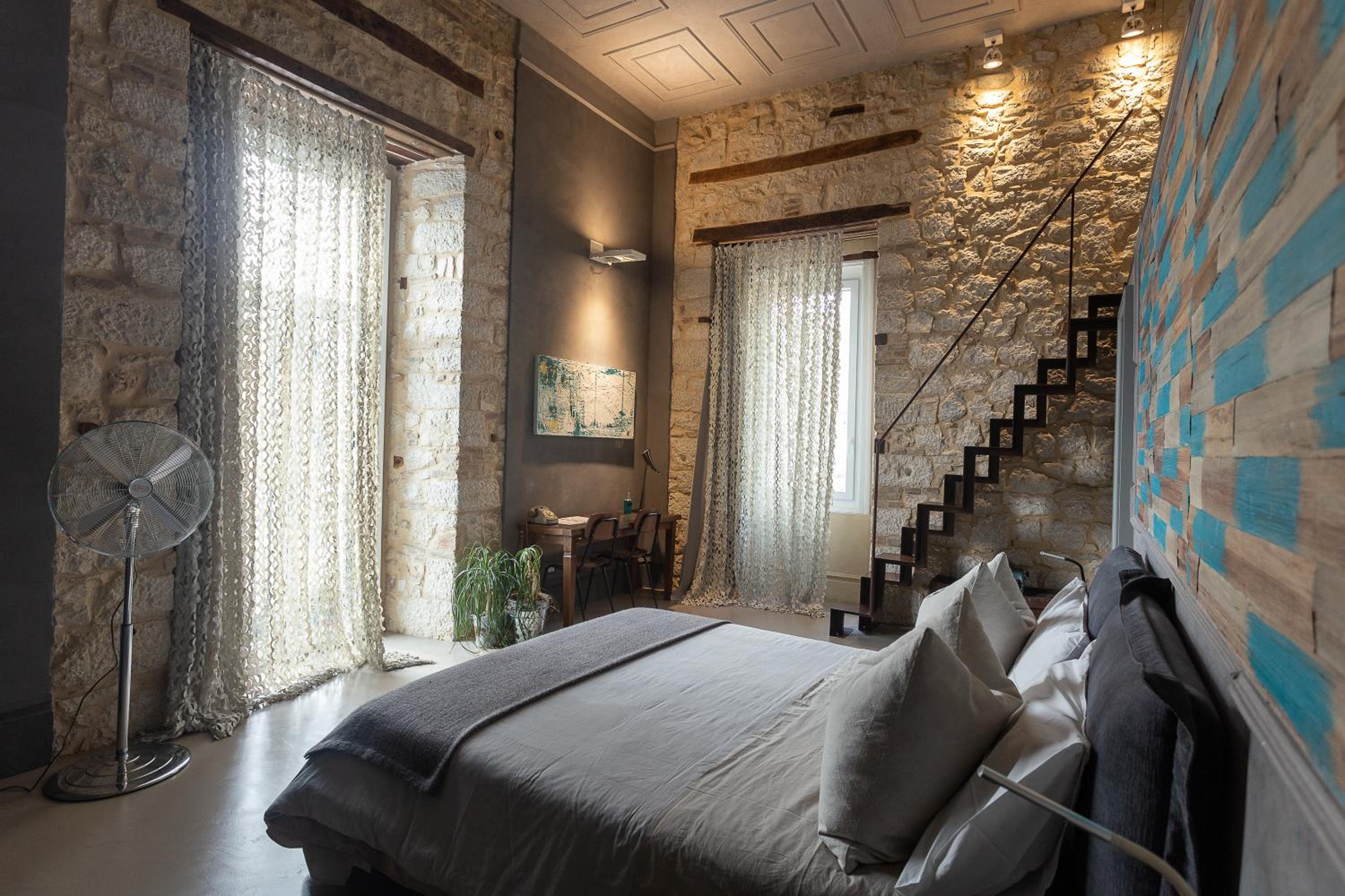 Suite - Photo 13