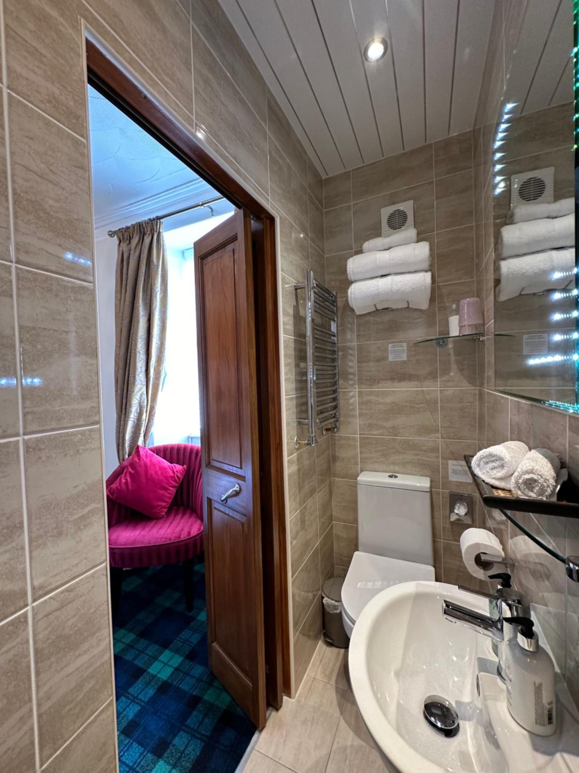 Double Room with Shower - Photo 5