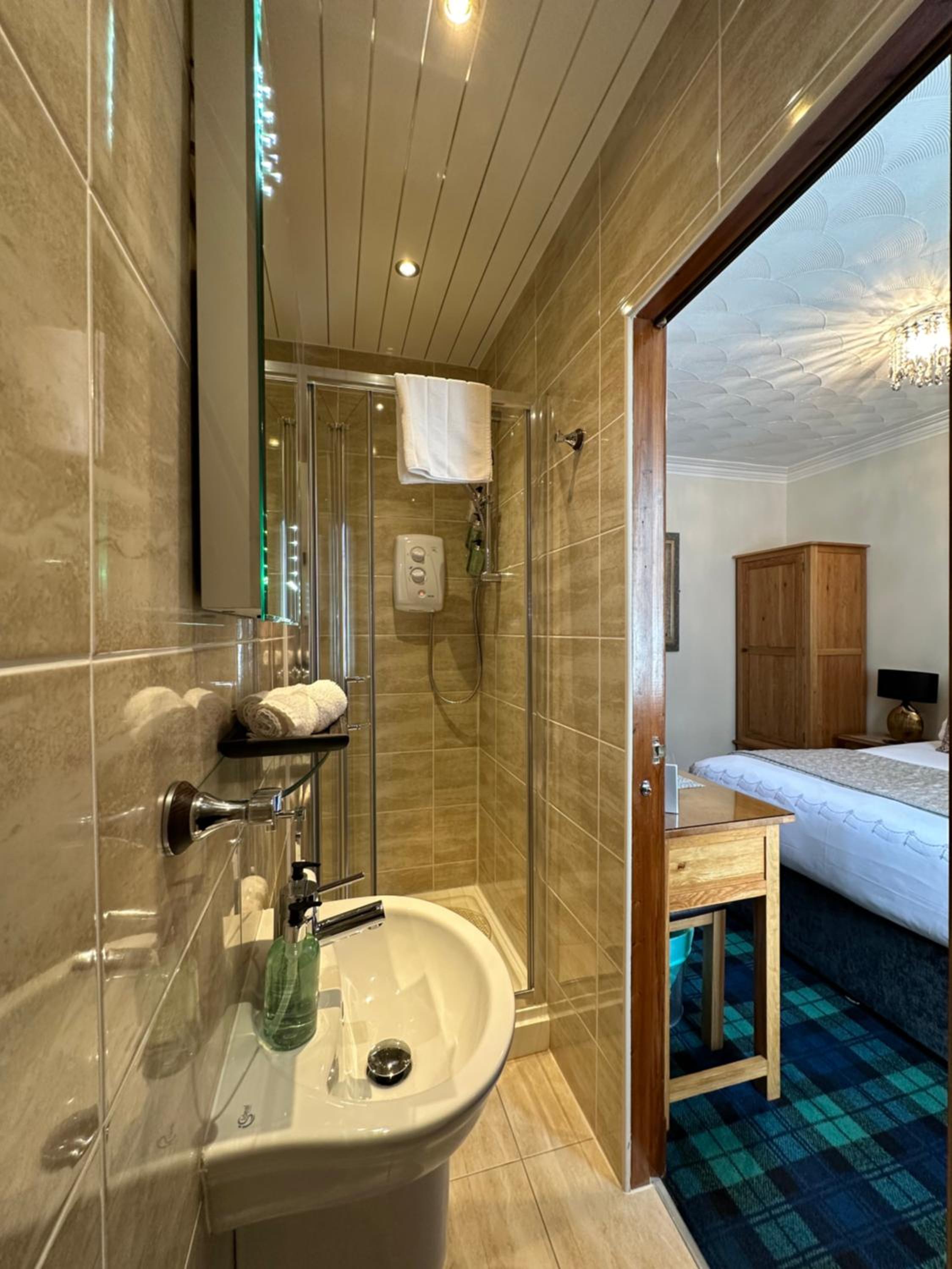 Double Room with Shower - Photo 3