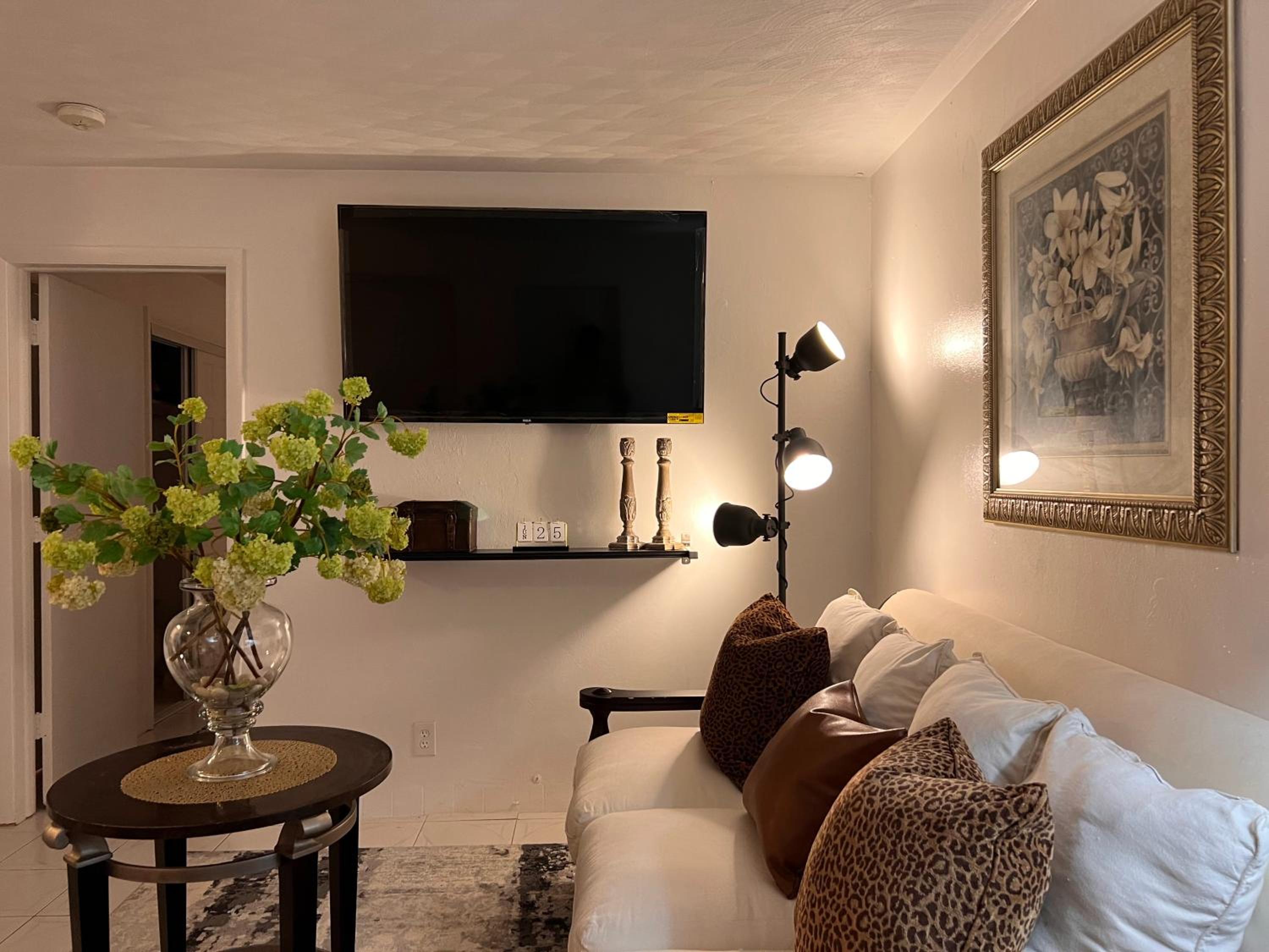Classic One-Bedroom Apartment with King Bed