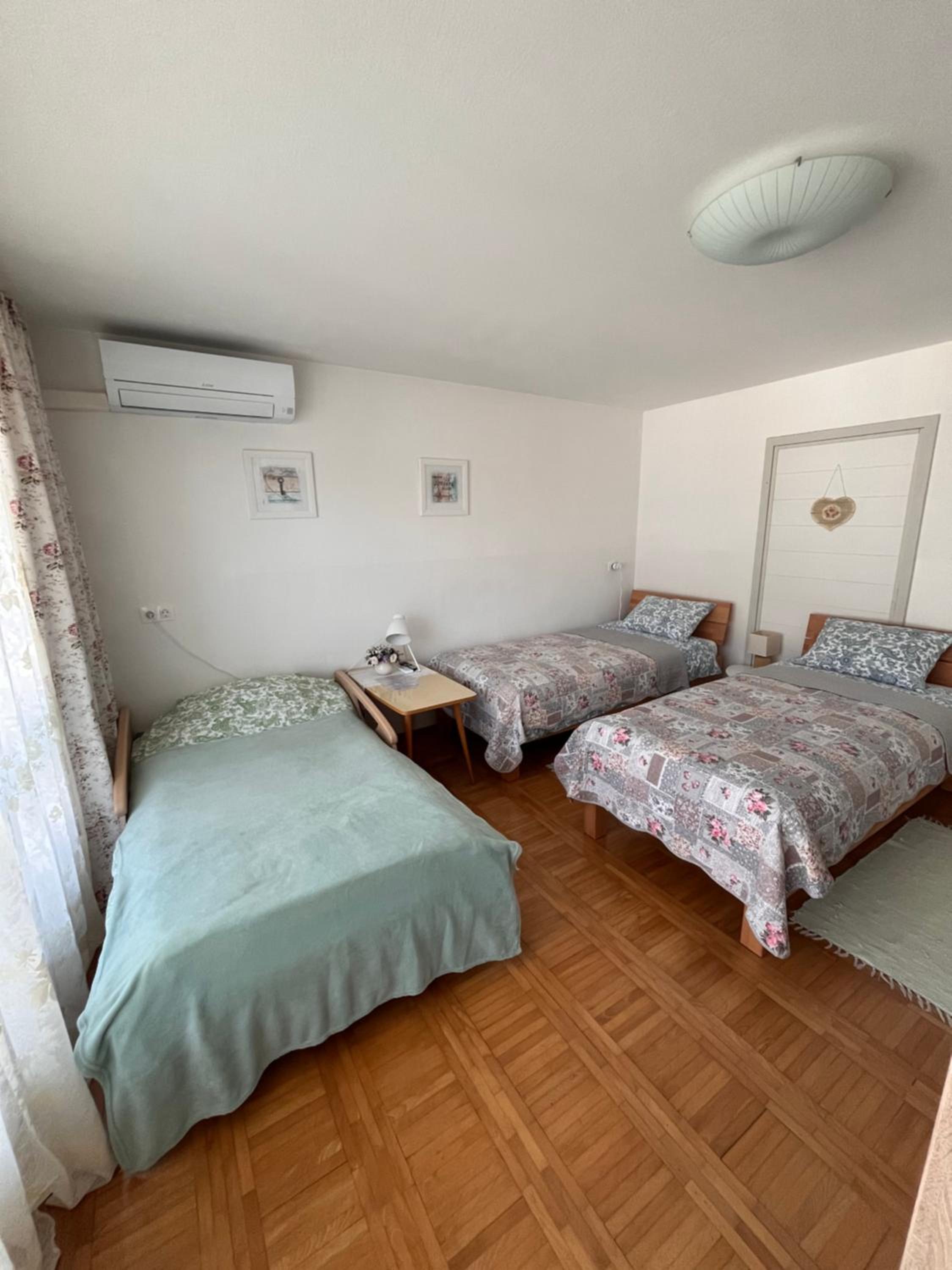 Twin Room with Private Bathroom photo 2