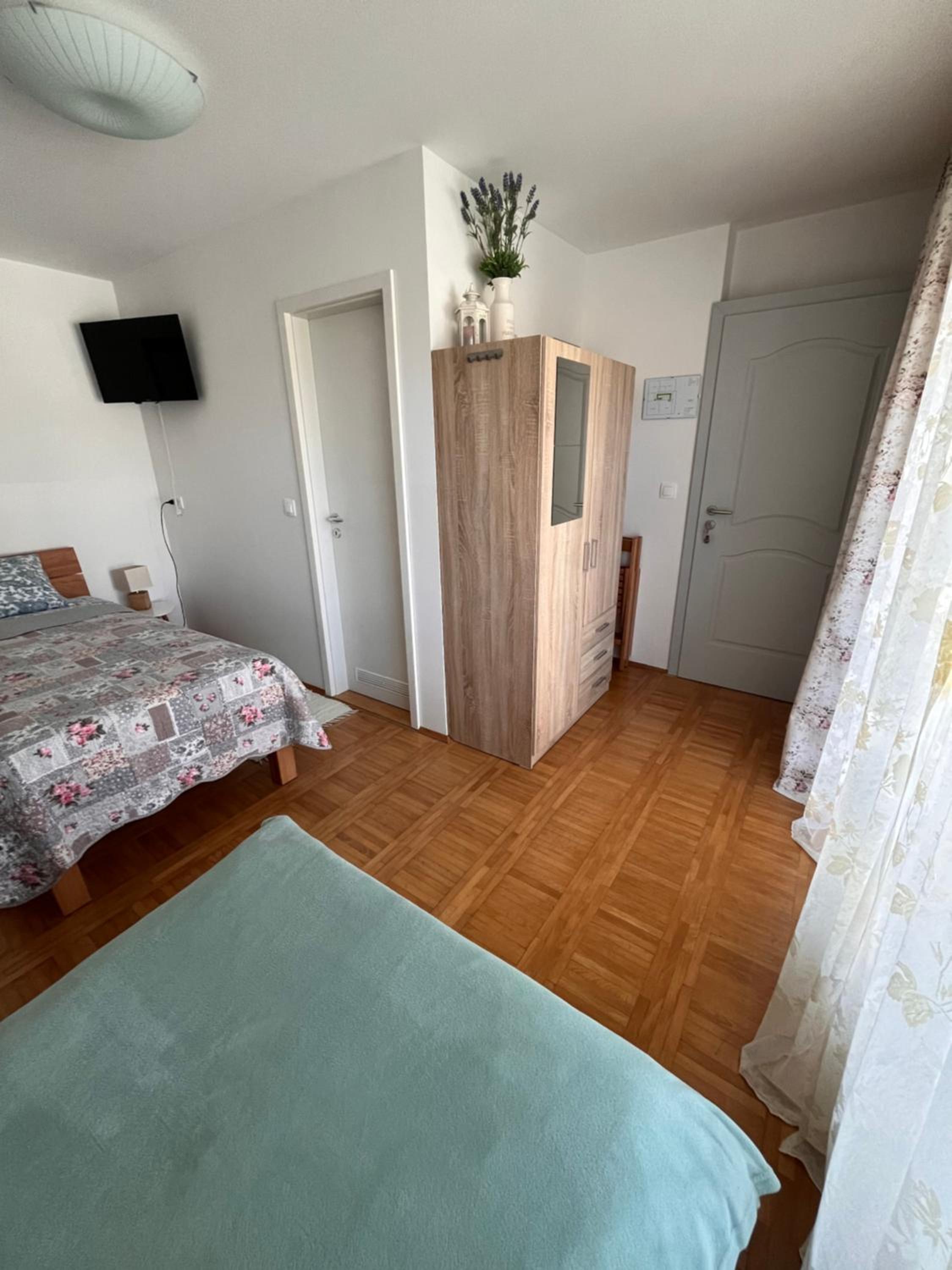 Twin Room with Private Bathroom photo 3