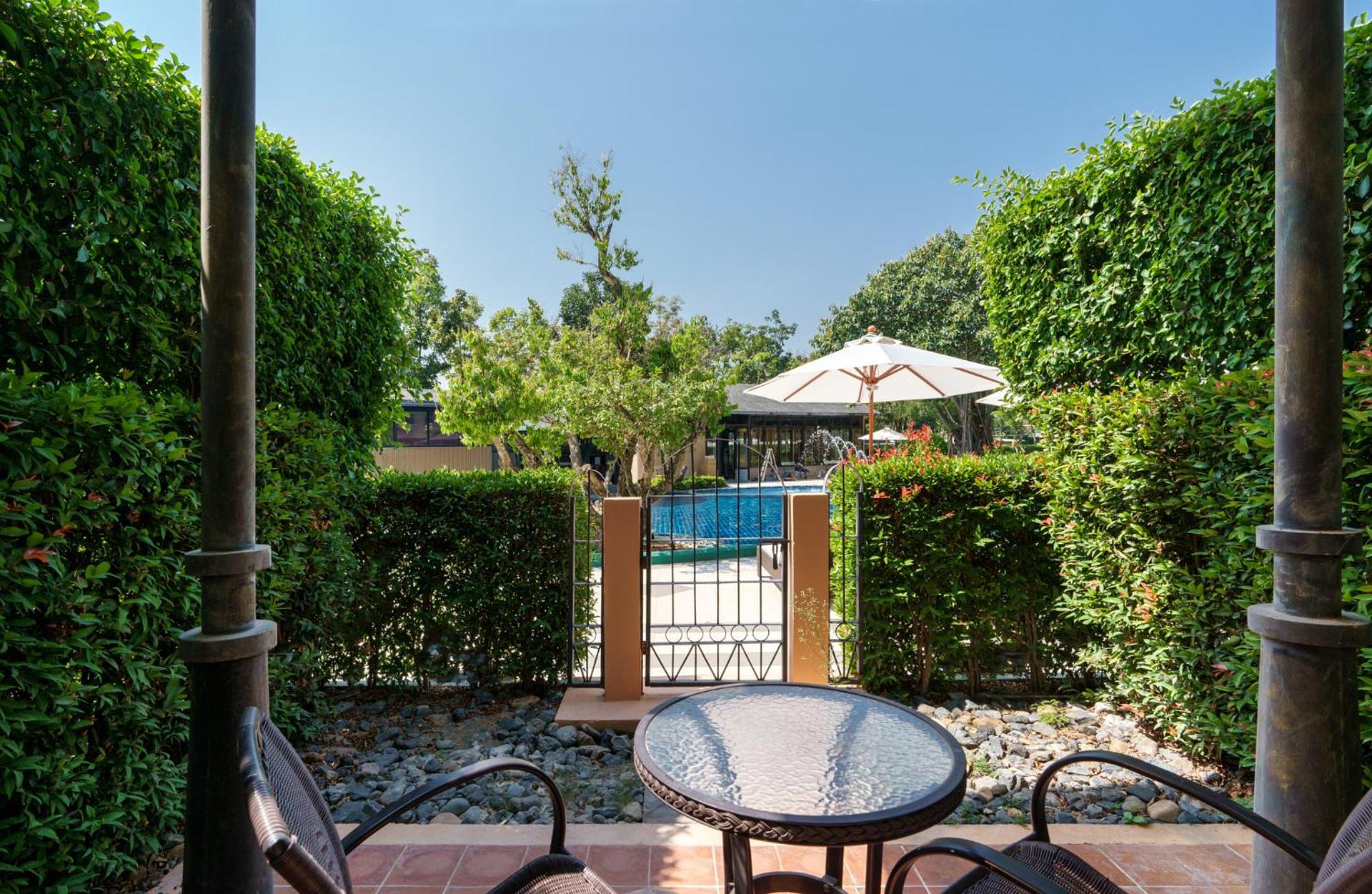 Deluxe Pool Access