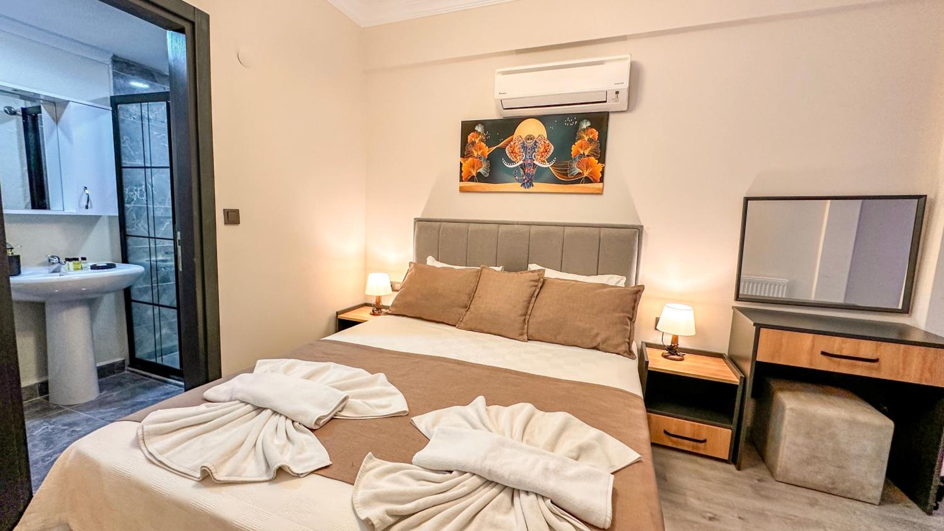 Queen Suite with Sea View - Photo 7