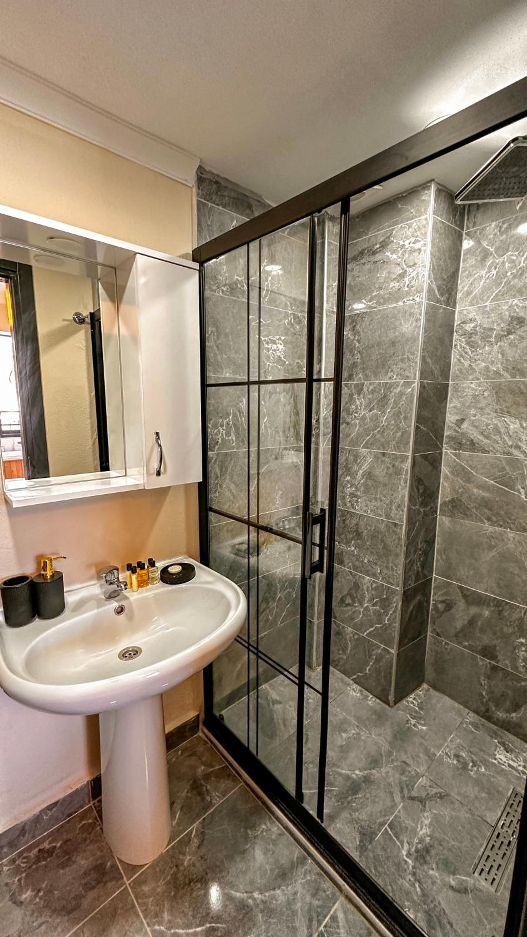 Queen Suite with Sea View - Photo 11