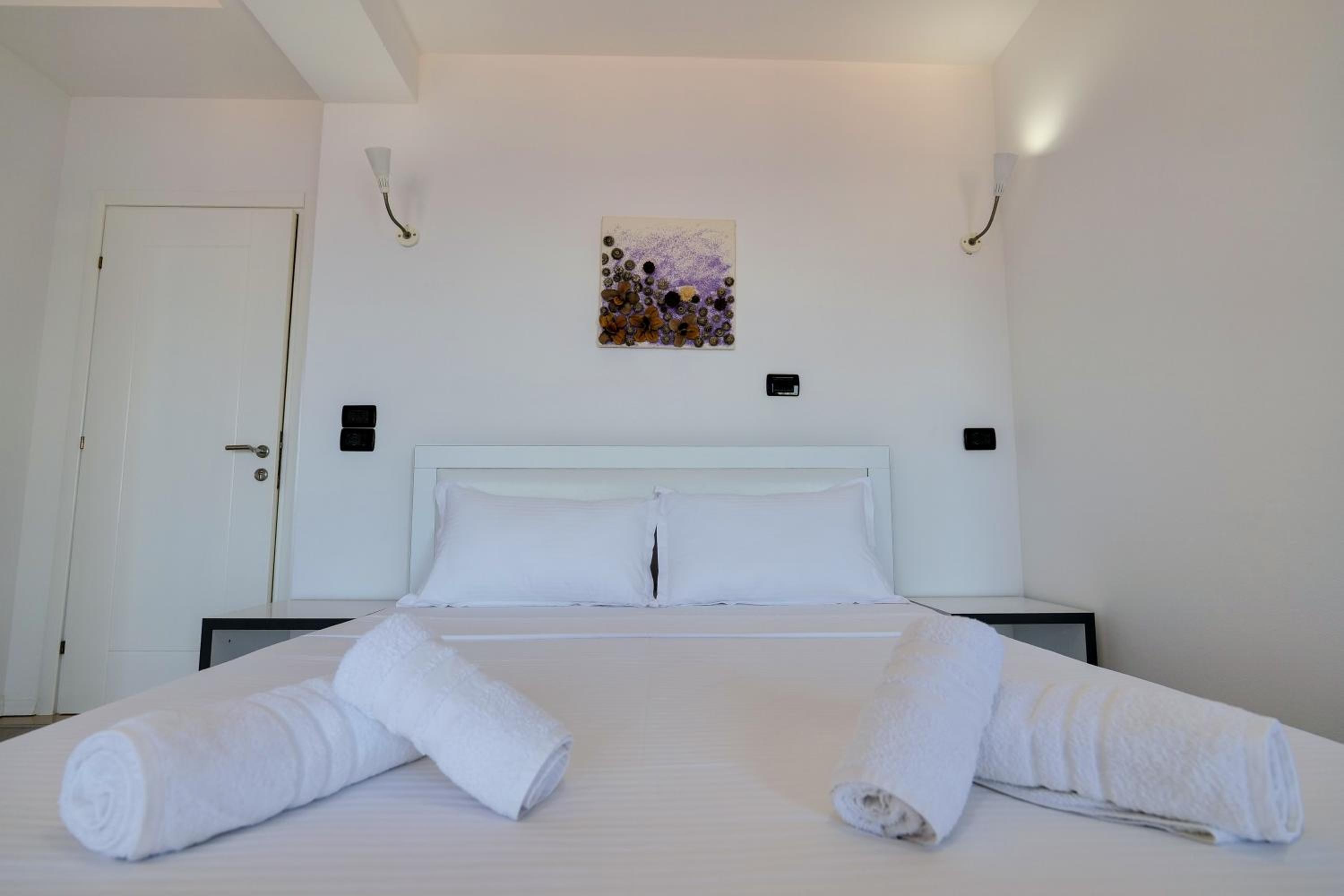 Deluxe Double Room with Balcony and Sea View photo 3