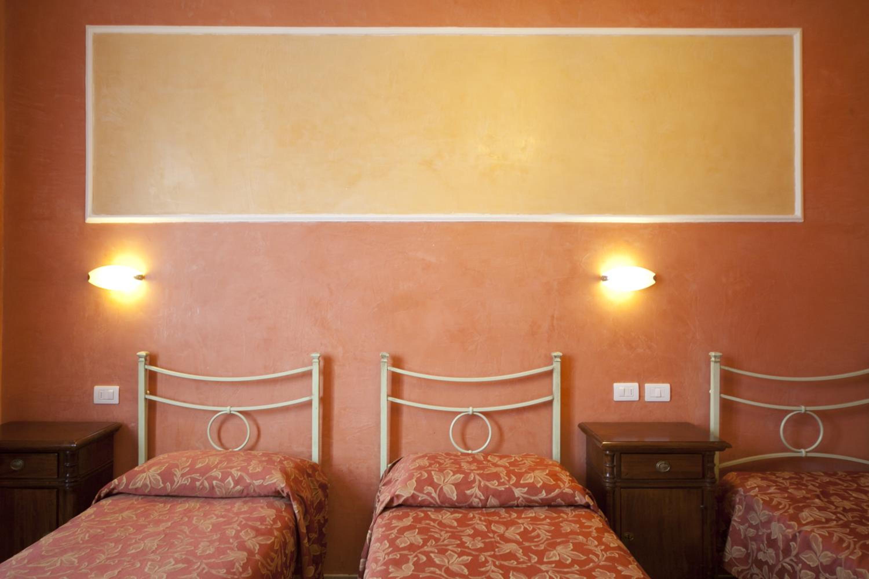 Twin Room with Private Bathroom photo 3