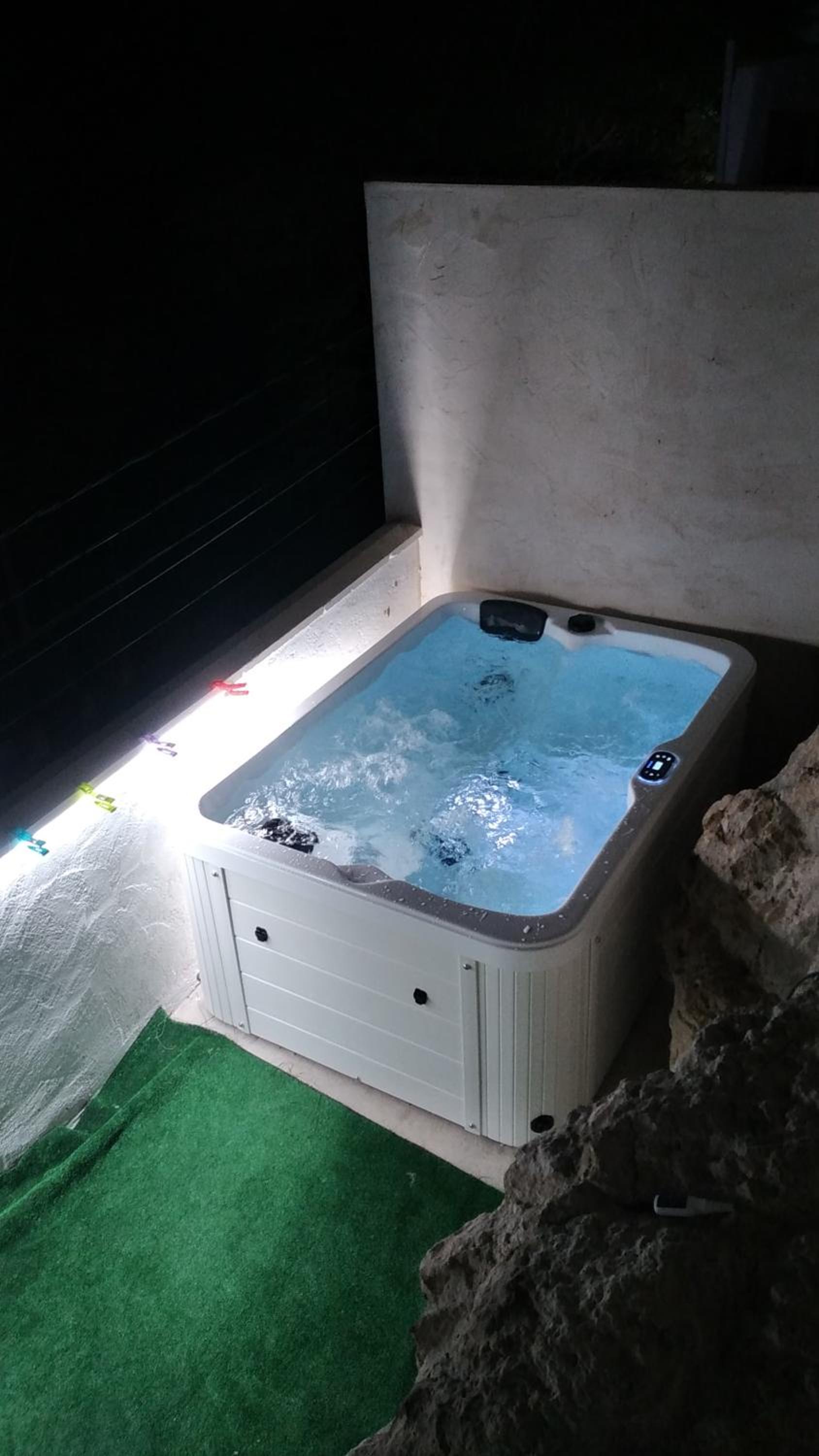 Two-Bedroom House with Hot Tub photo 2