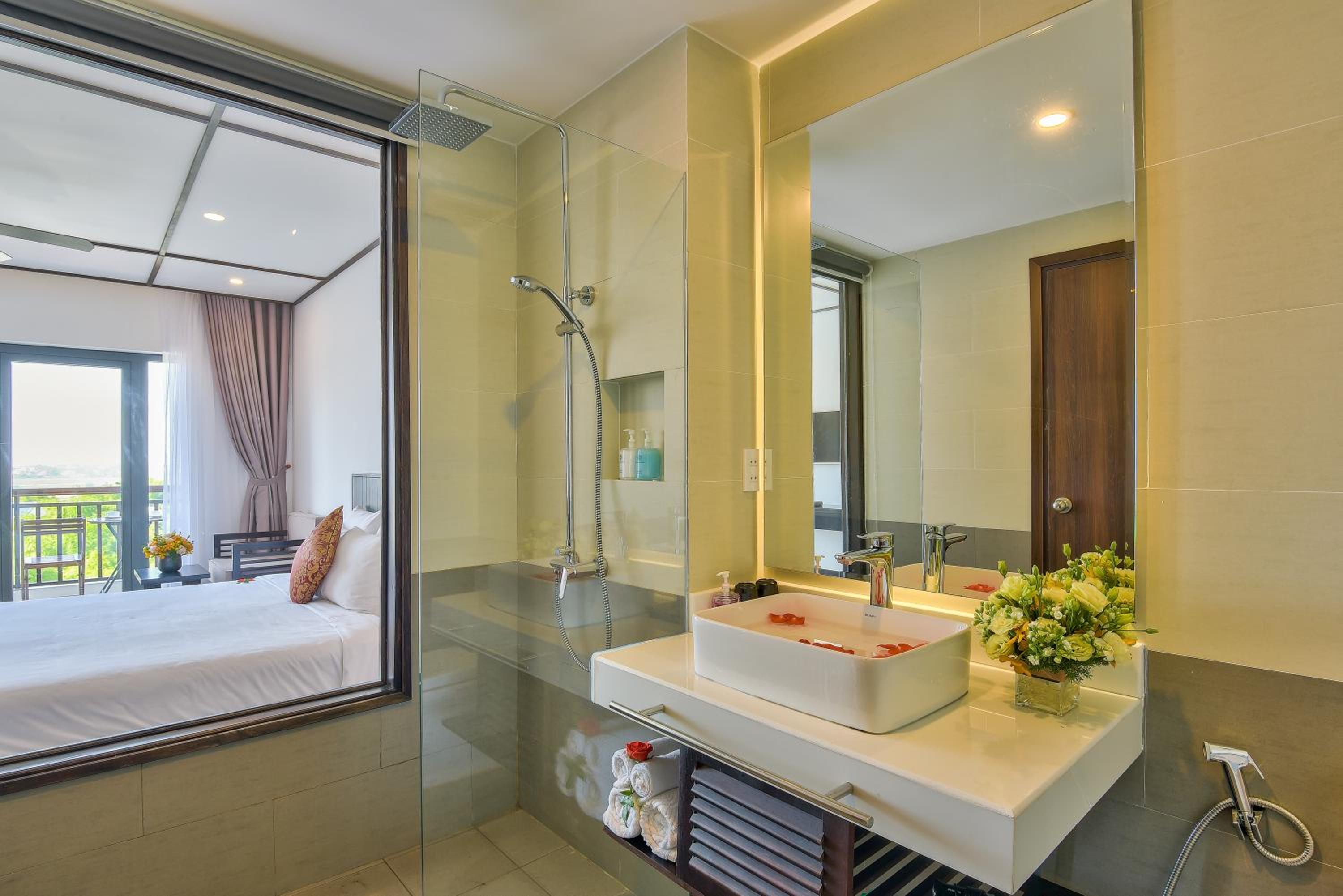Deluxe Twin Room with Balcony and City View photo 2