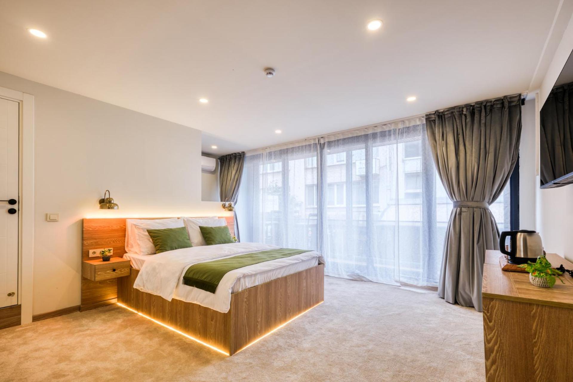 Deluxe Double Room with Balcony photo 2