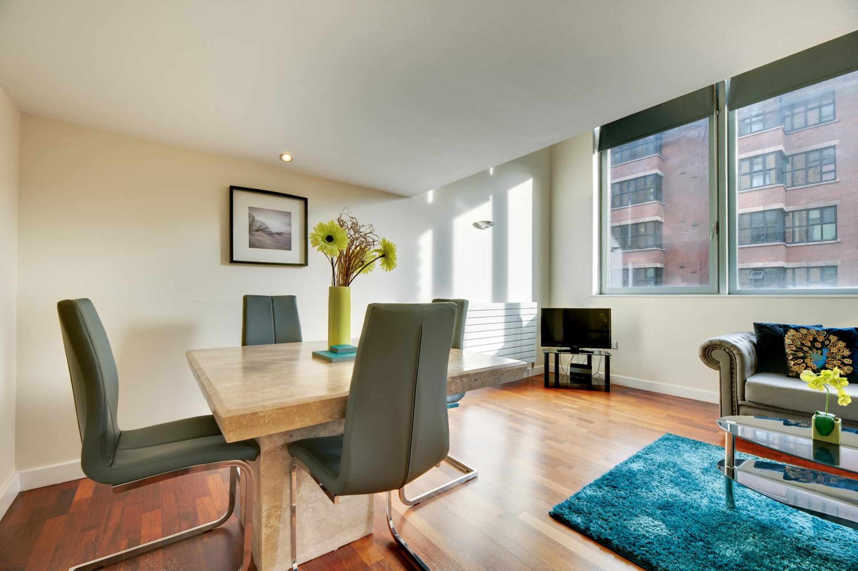 One-Bedroom Apartment photo 2