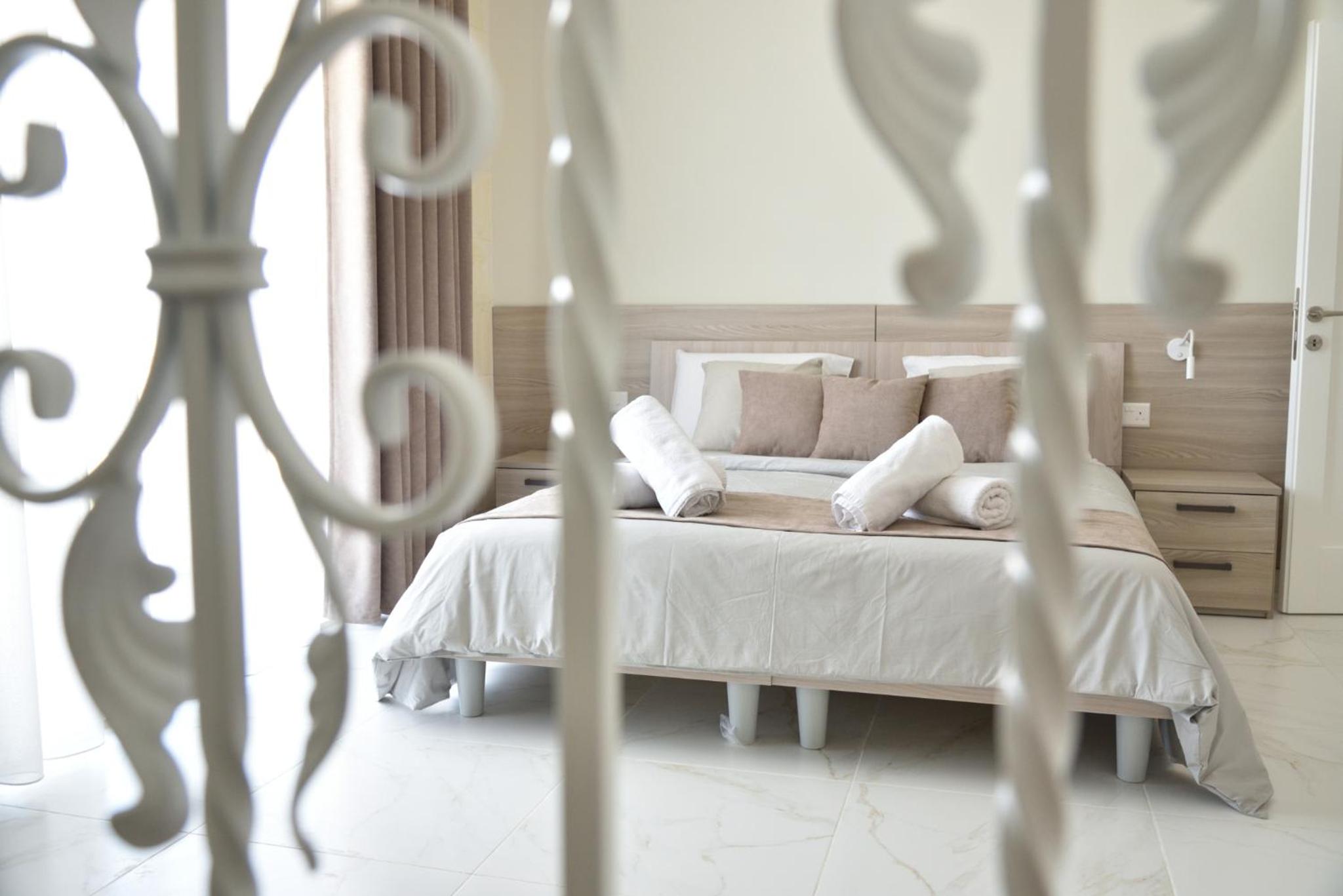 Superior King Room - Photo 8