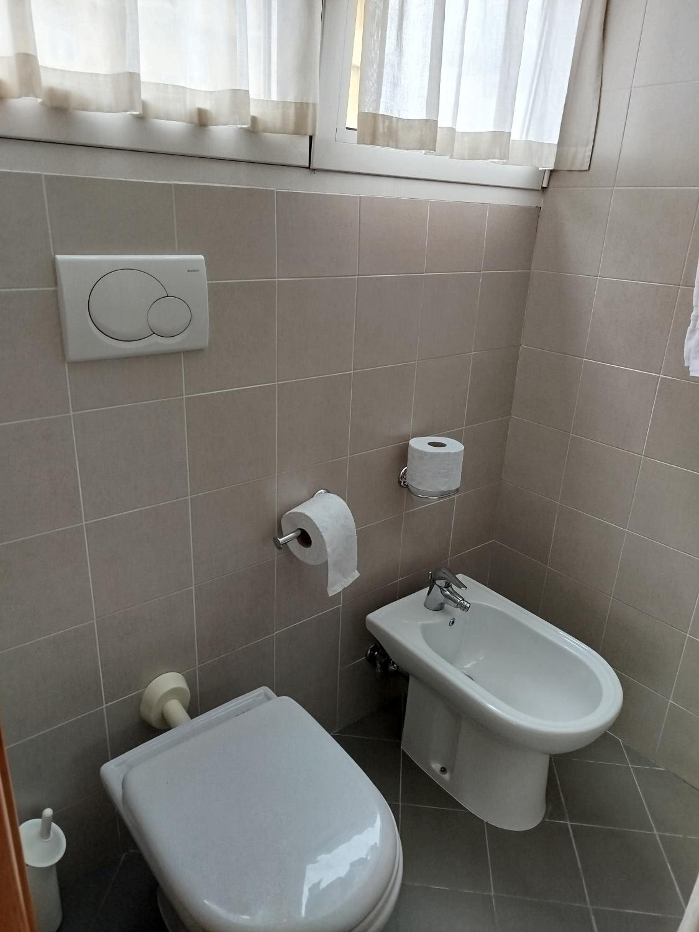 Economy Double Room - Photo 10