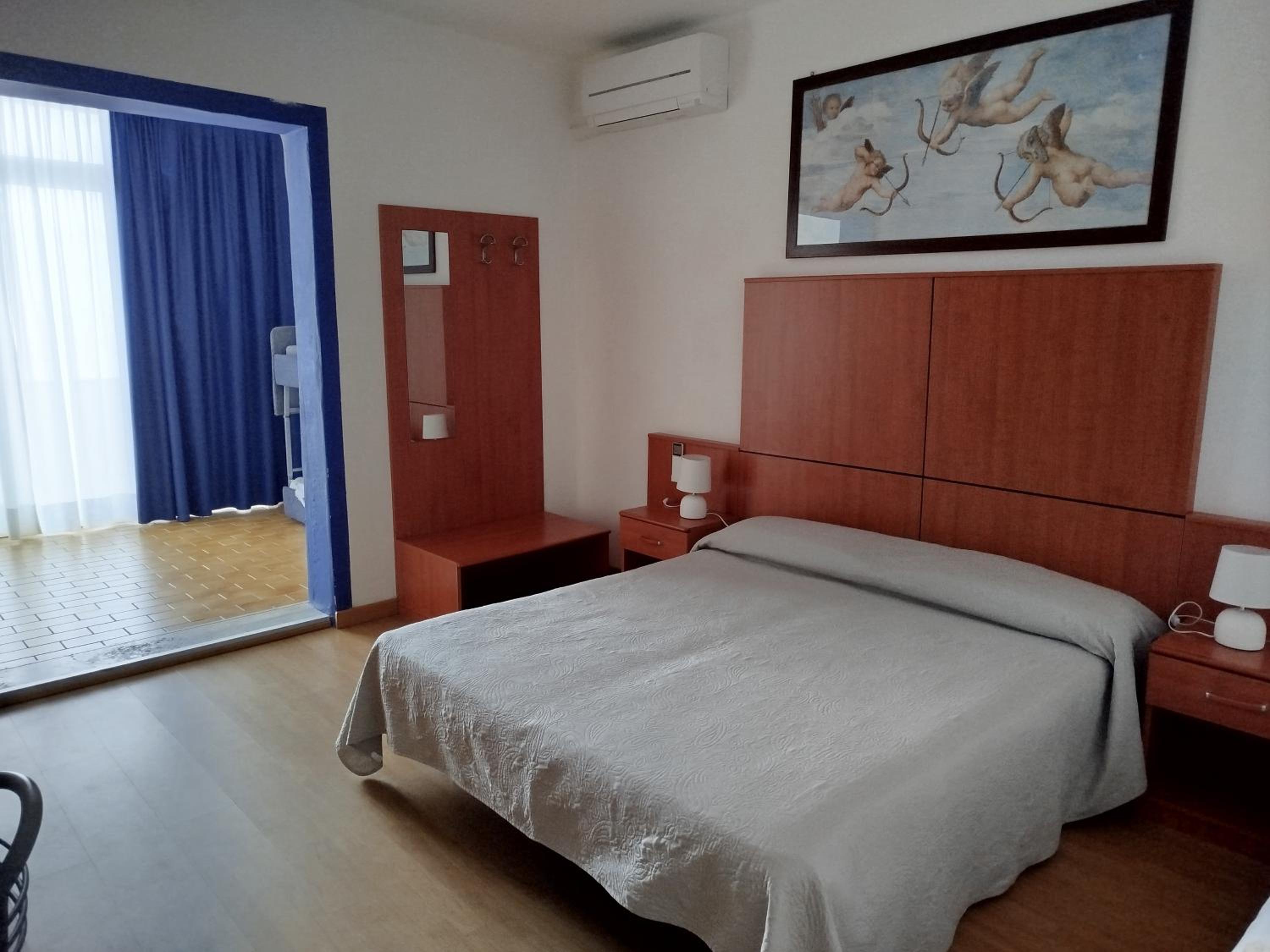Economy Quadruple Room with Lateral Sea View photo 3