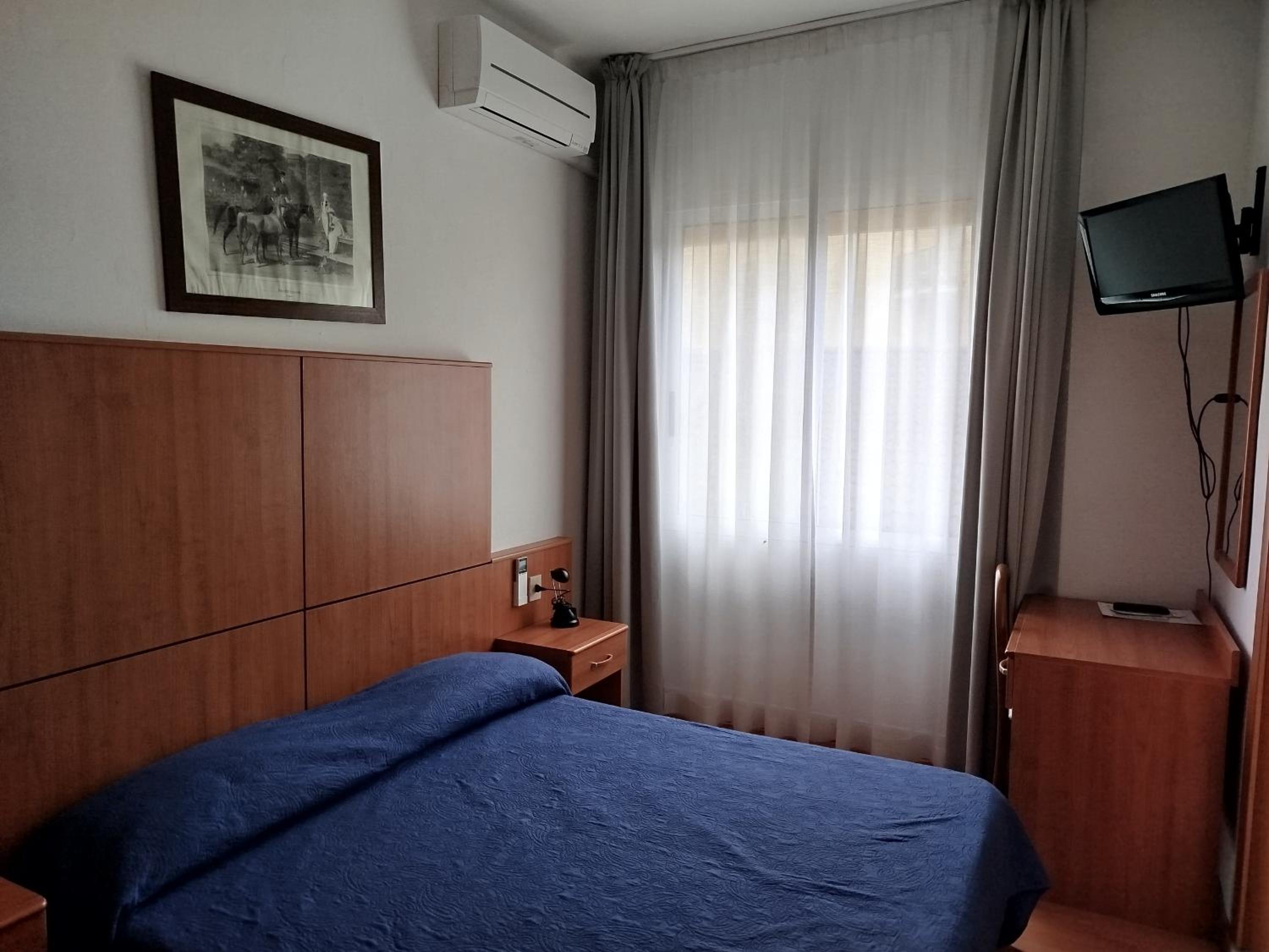 Economy Double Room photo 2