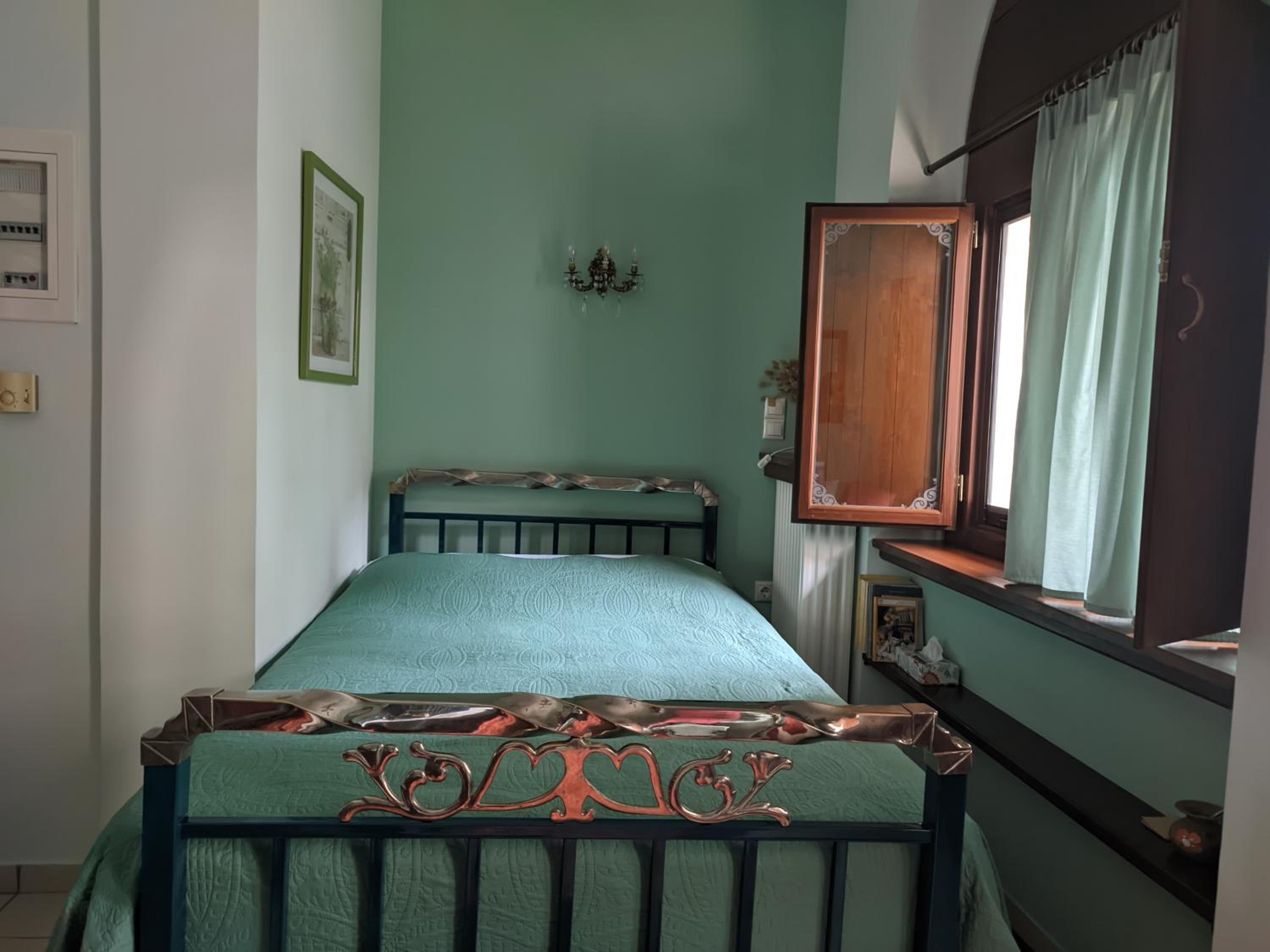 One-Bedroom Apartment - Photo 1