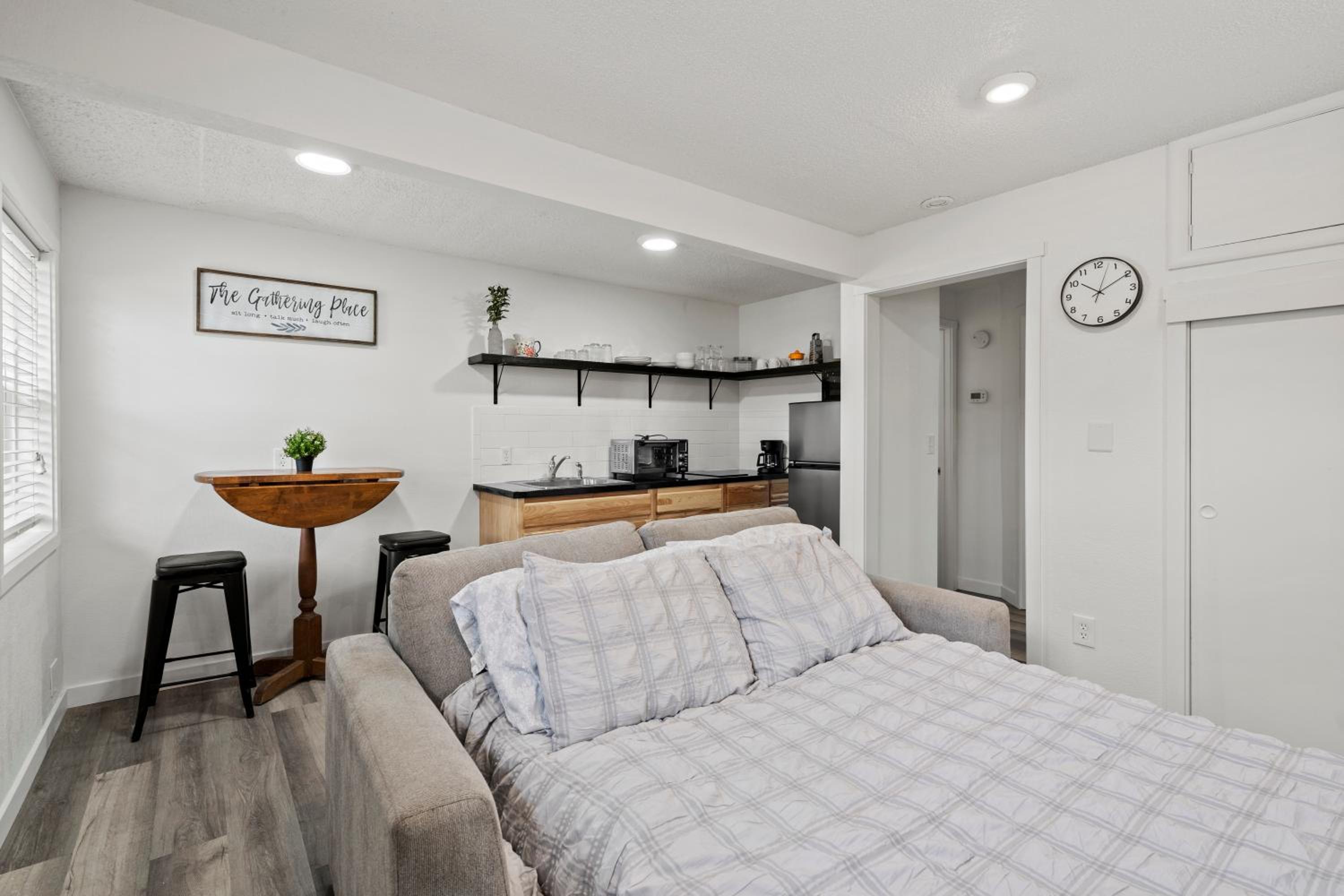 One-Bedroom Apartment photo 2