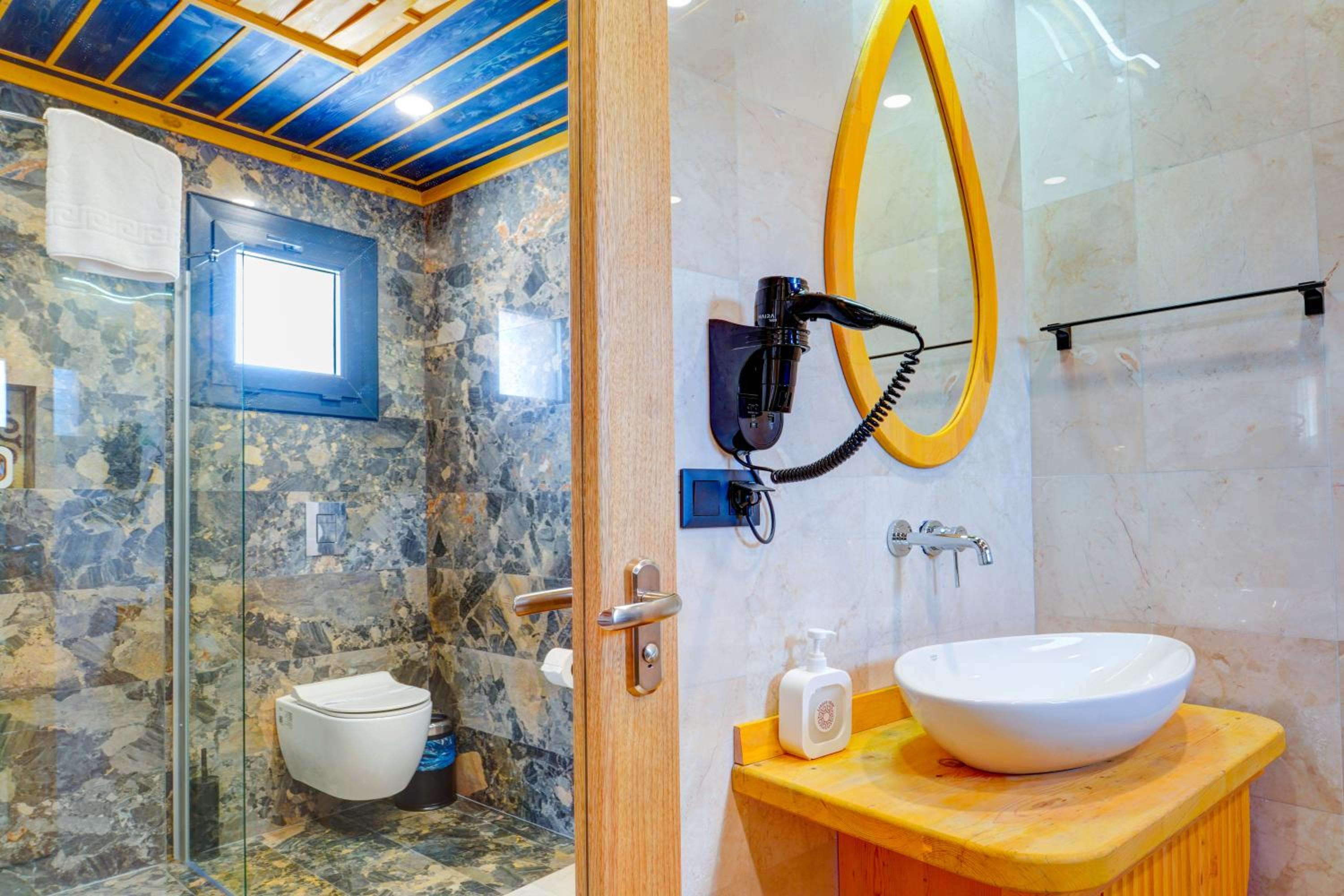 Suite with Hot Tub photo 2