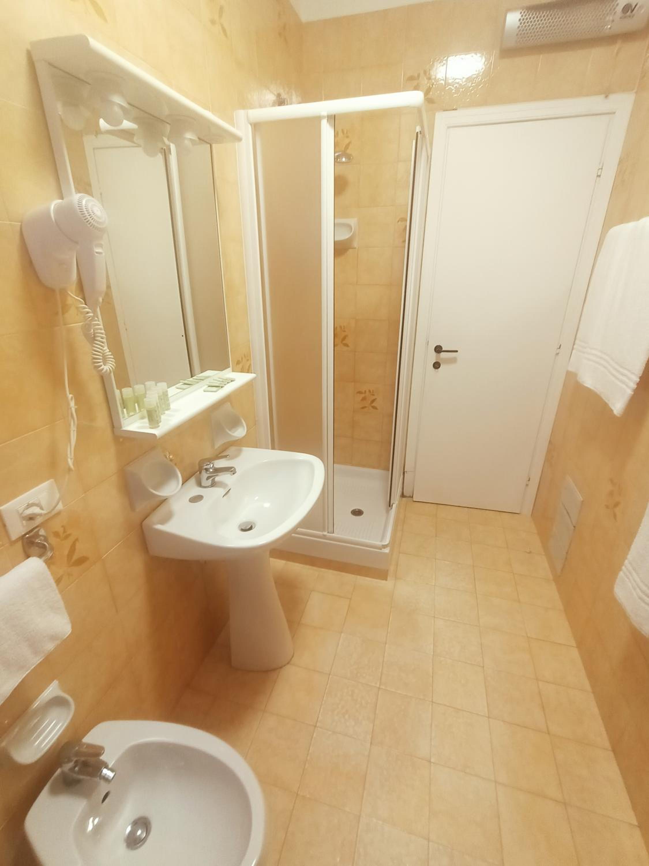 One-Bedroom Apartment (5 Adults) photo 3