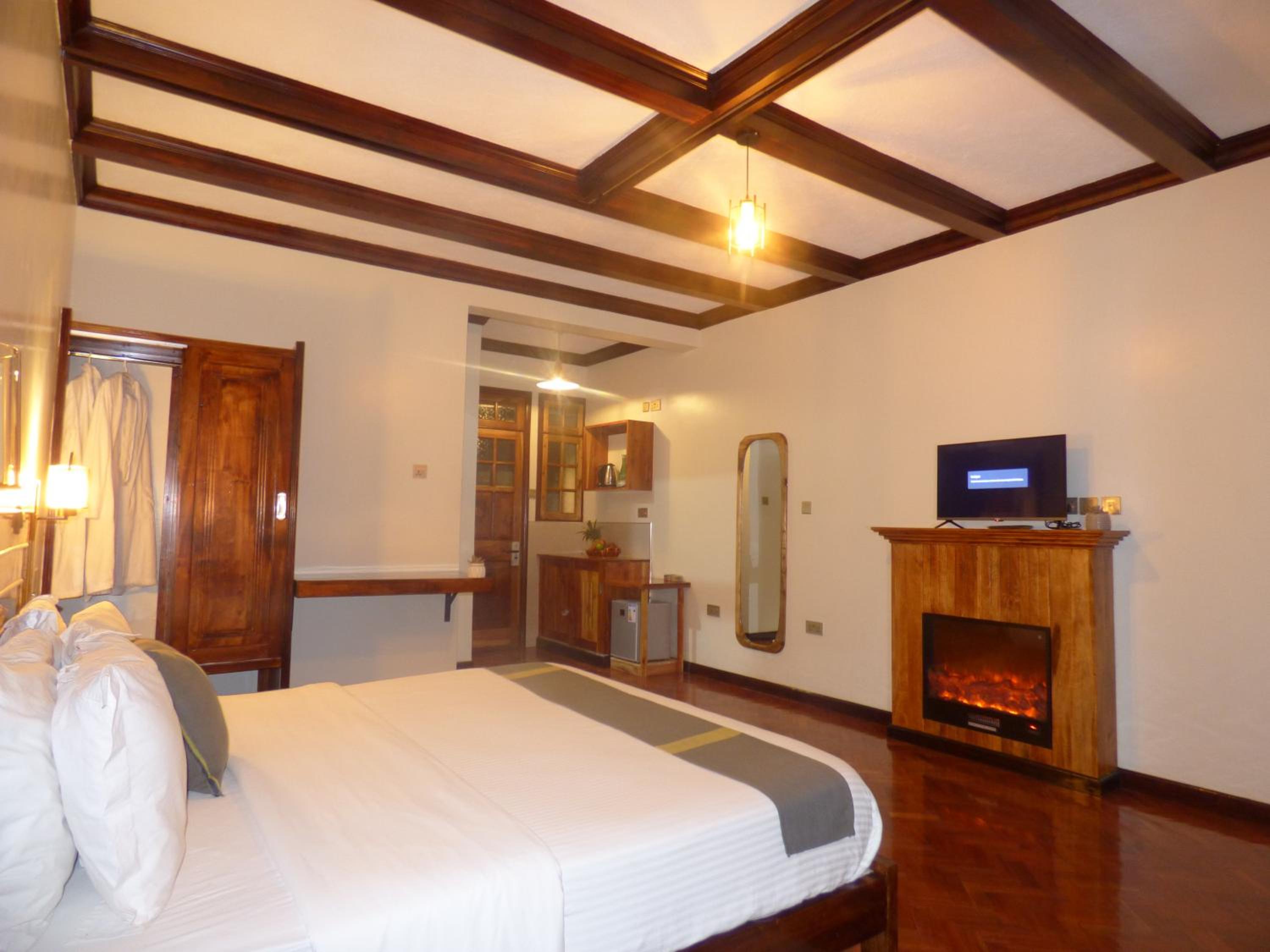 Deluxe Double Room with Balcony - Photo 21