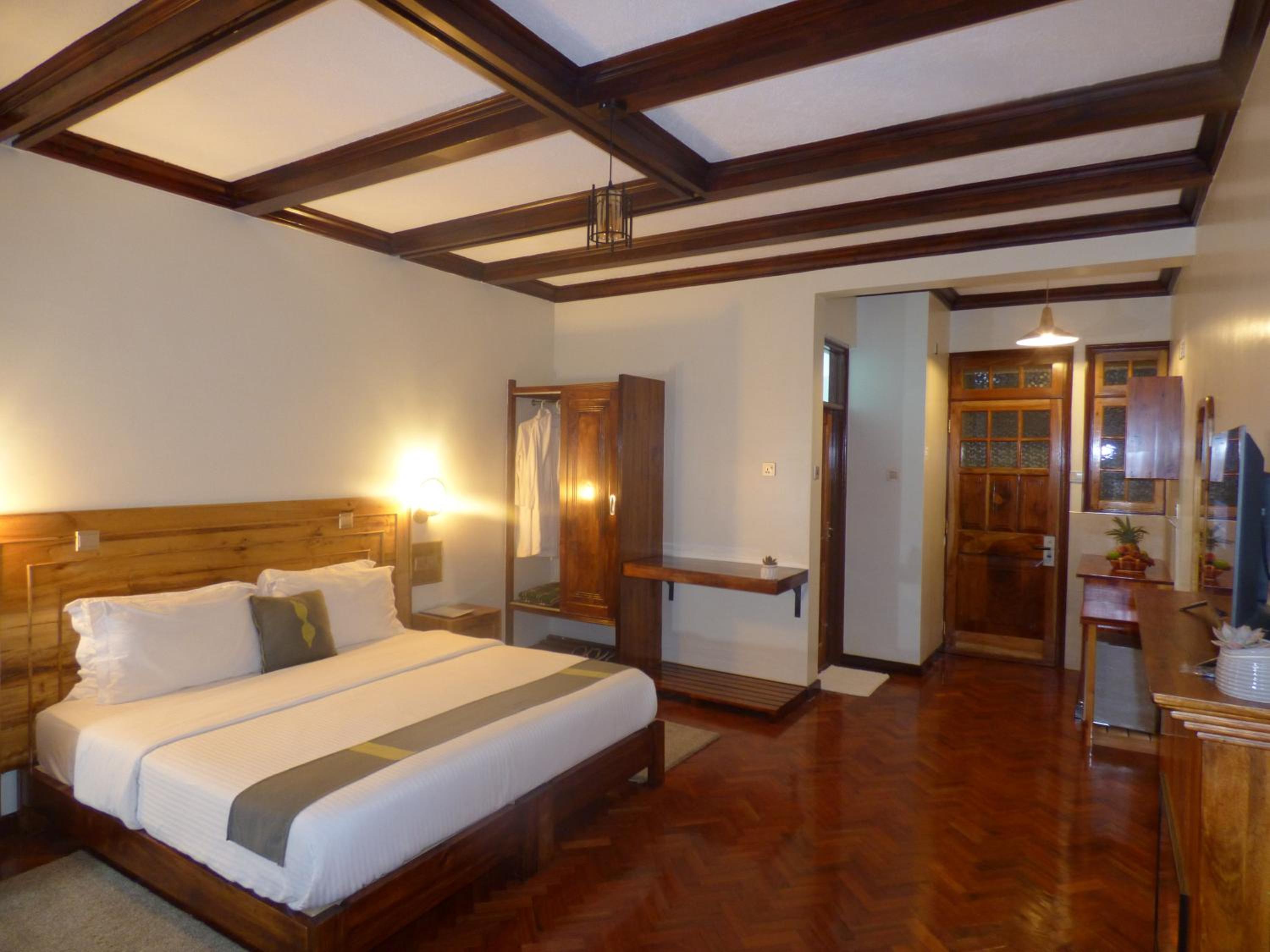 Deluxe Double Room with Balcony - Photo 23