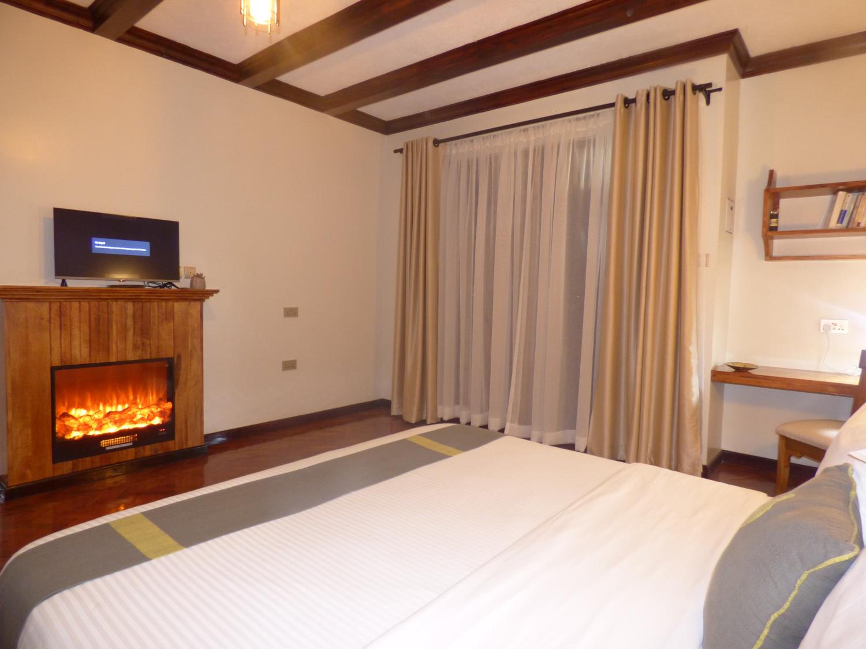 Deluxe Double Room with Balcony - Photo 25