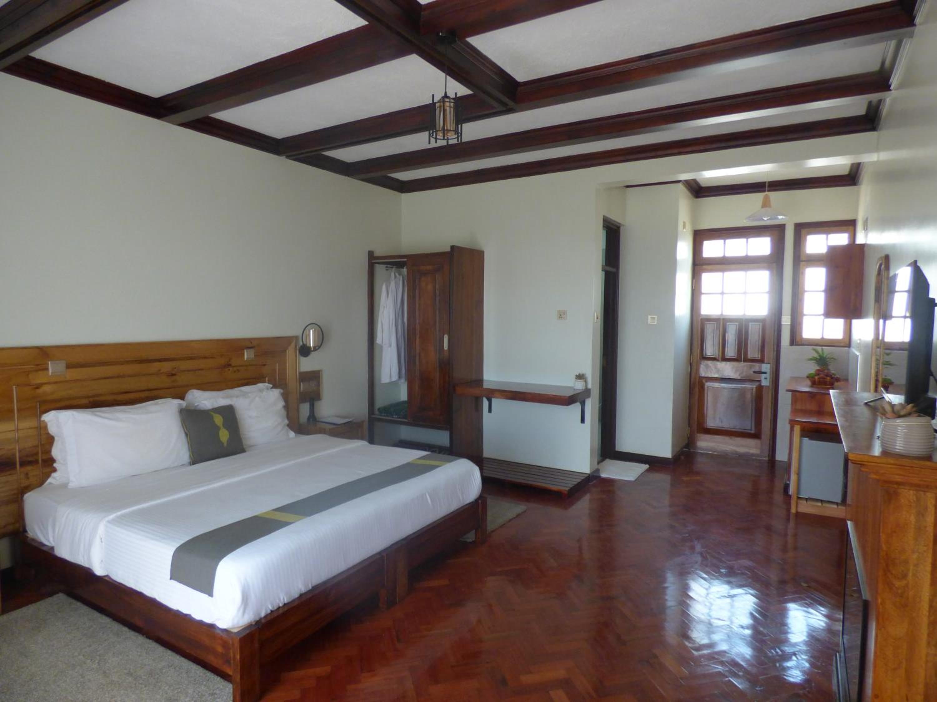 Deluxe Double Room with Balcony - Photo 34