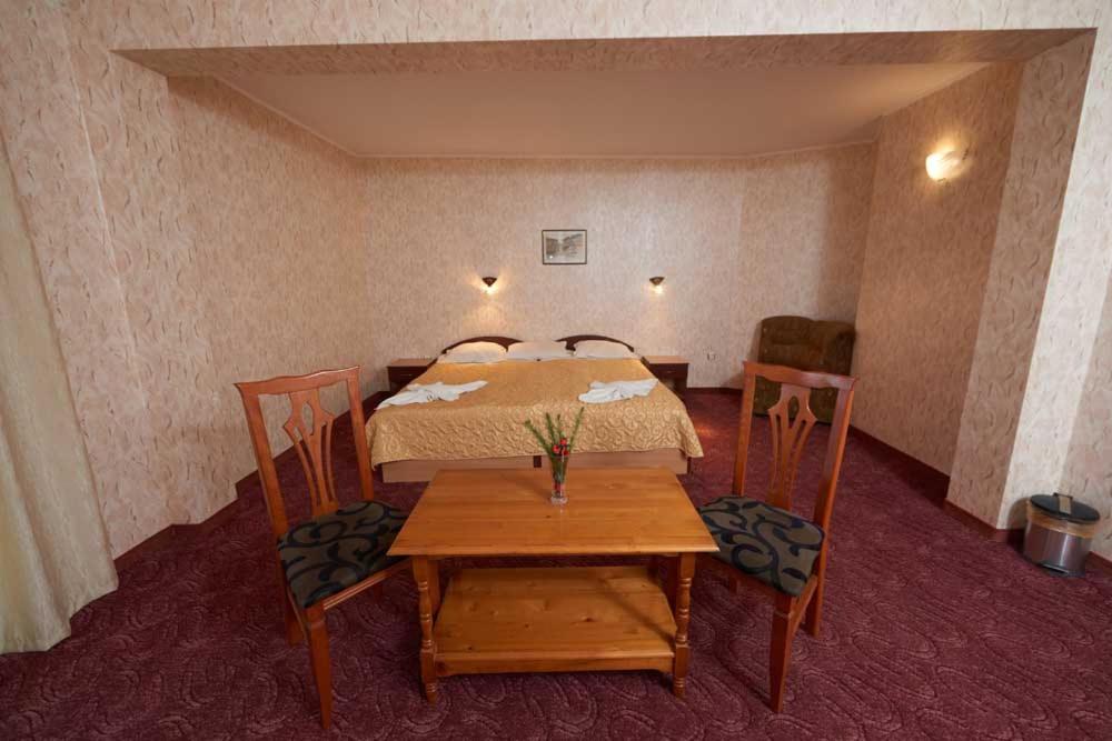 Family Room ( 2 Adults + 1 child)