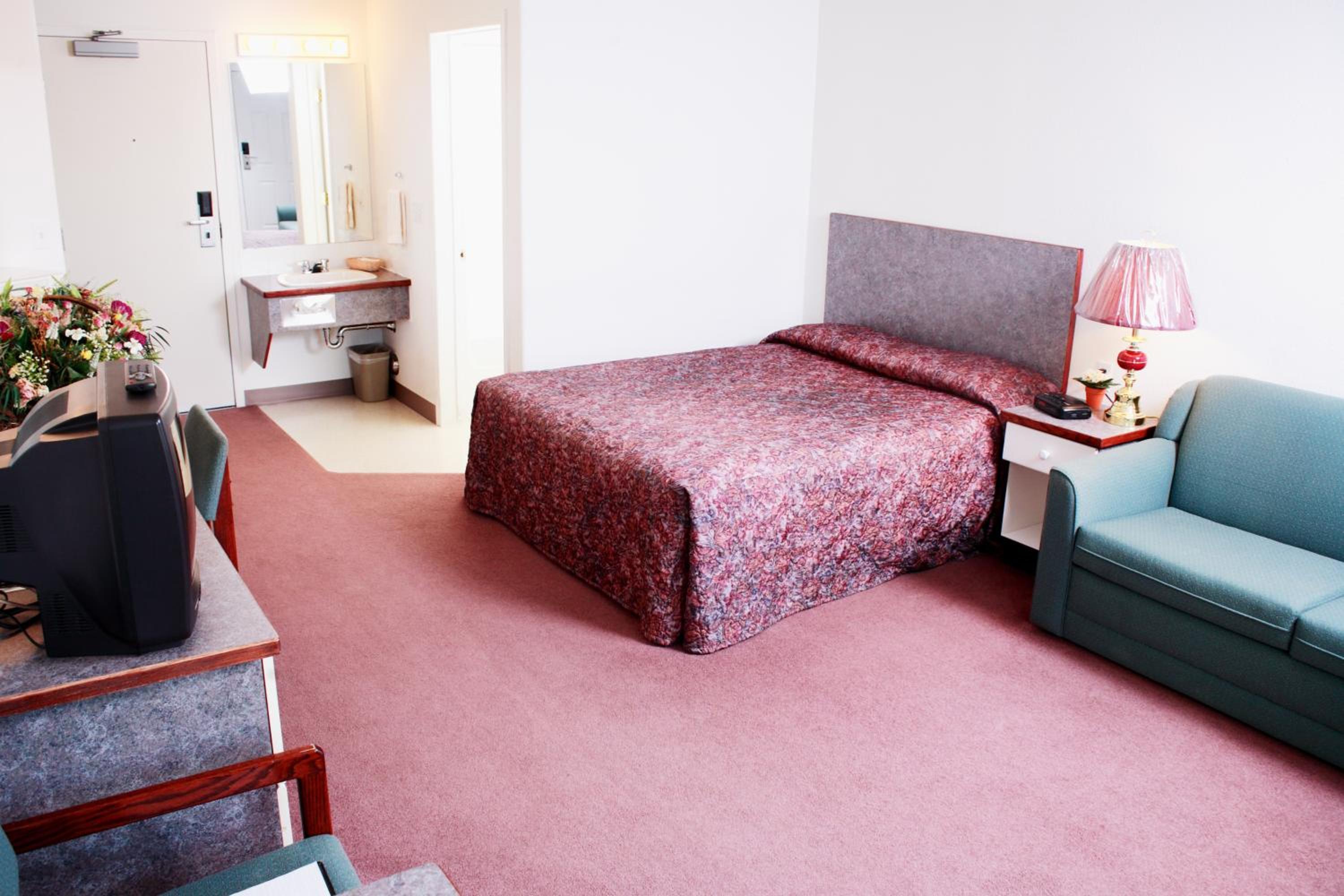 Queen Room photo 2