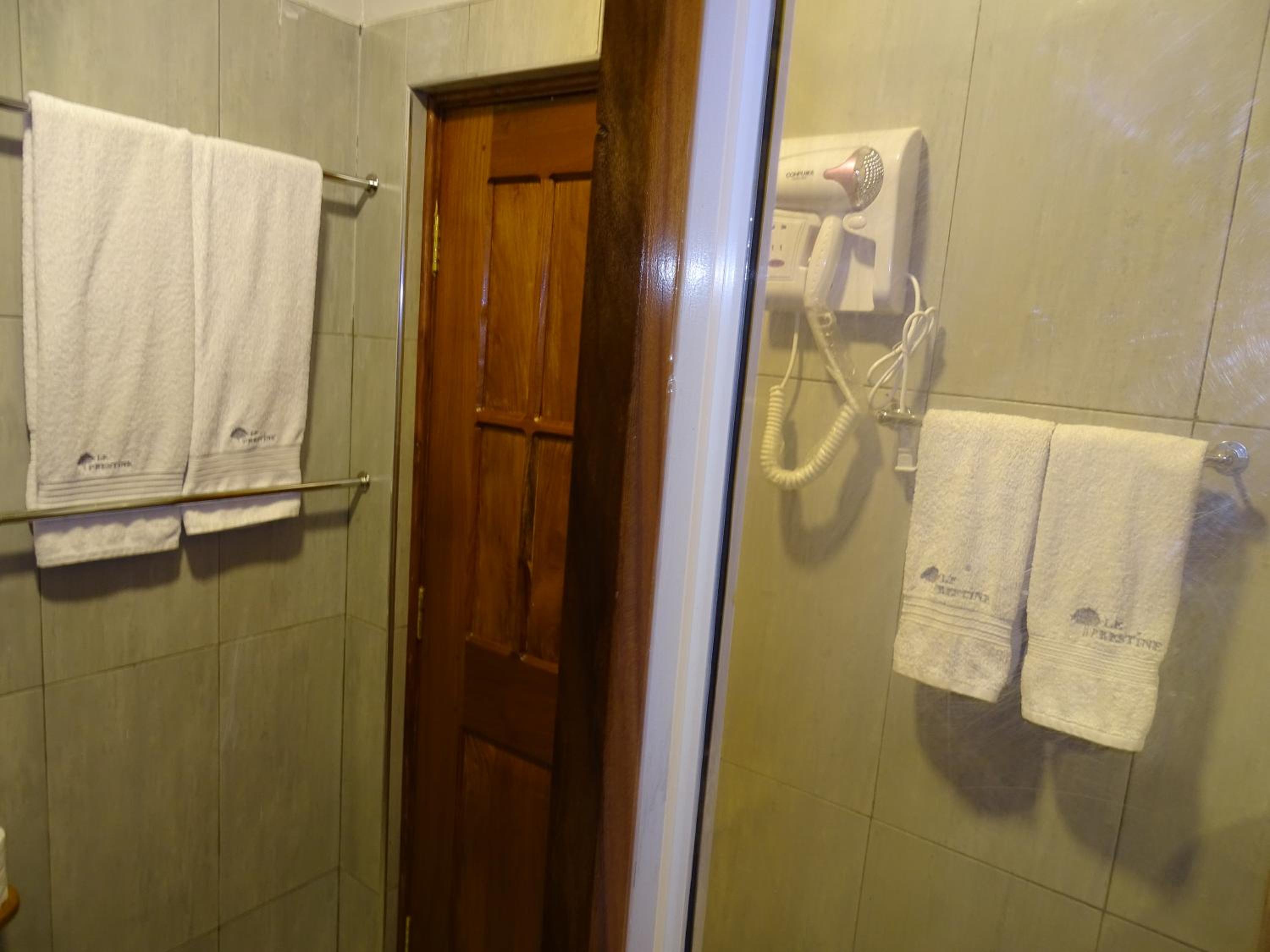 Standard Double or Twin Room - Photo 12