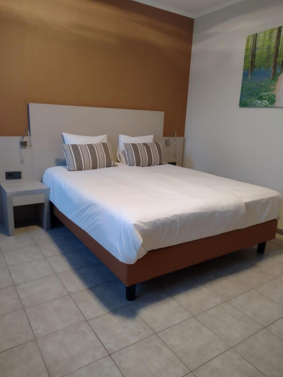 One-Bedroom Apartment - Photo 2