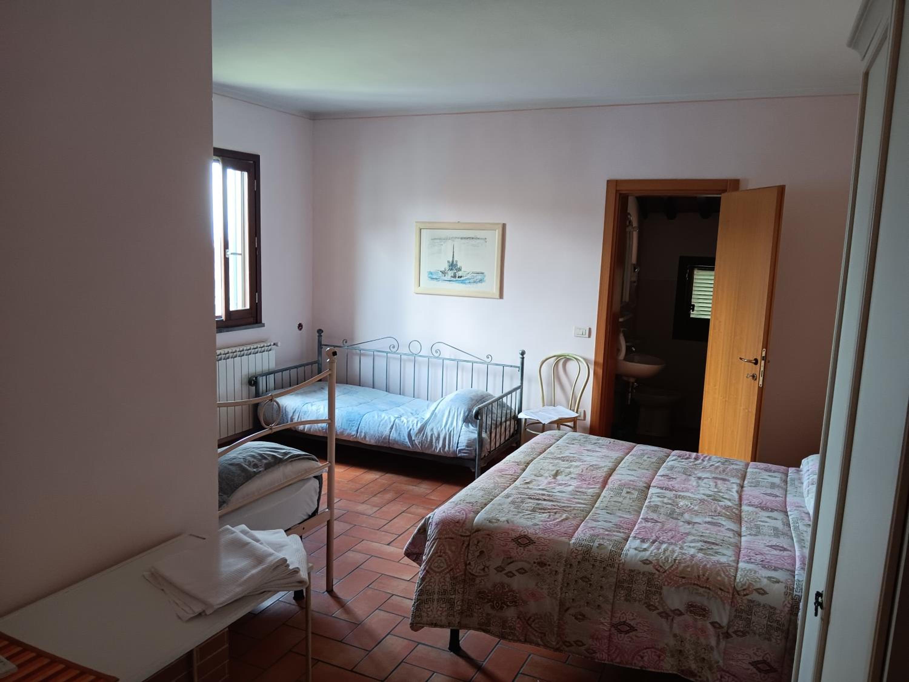 Quadruple Room with Private Bathroom photo 3
