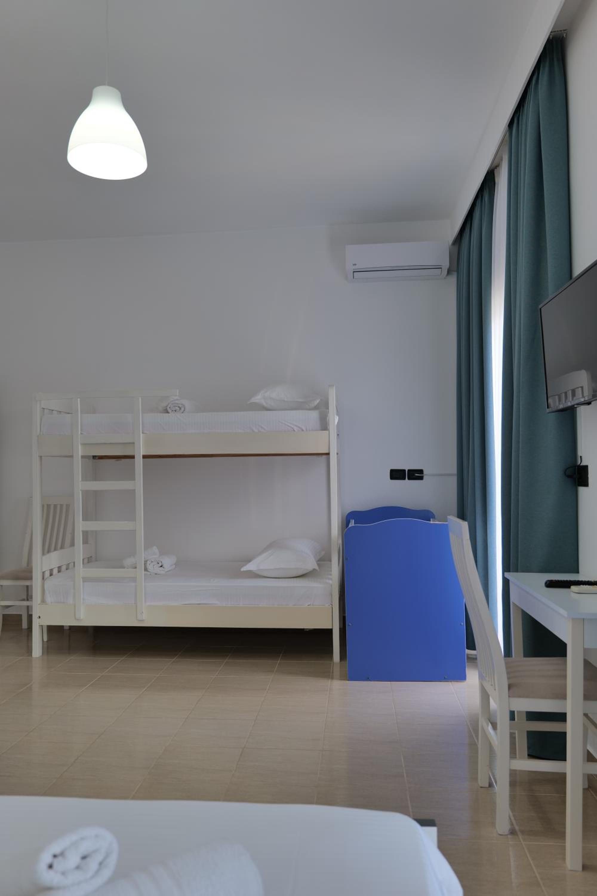 Quadruple Room with Balcony photo 3