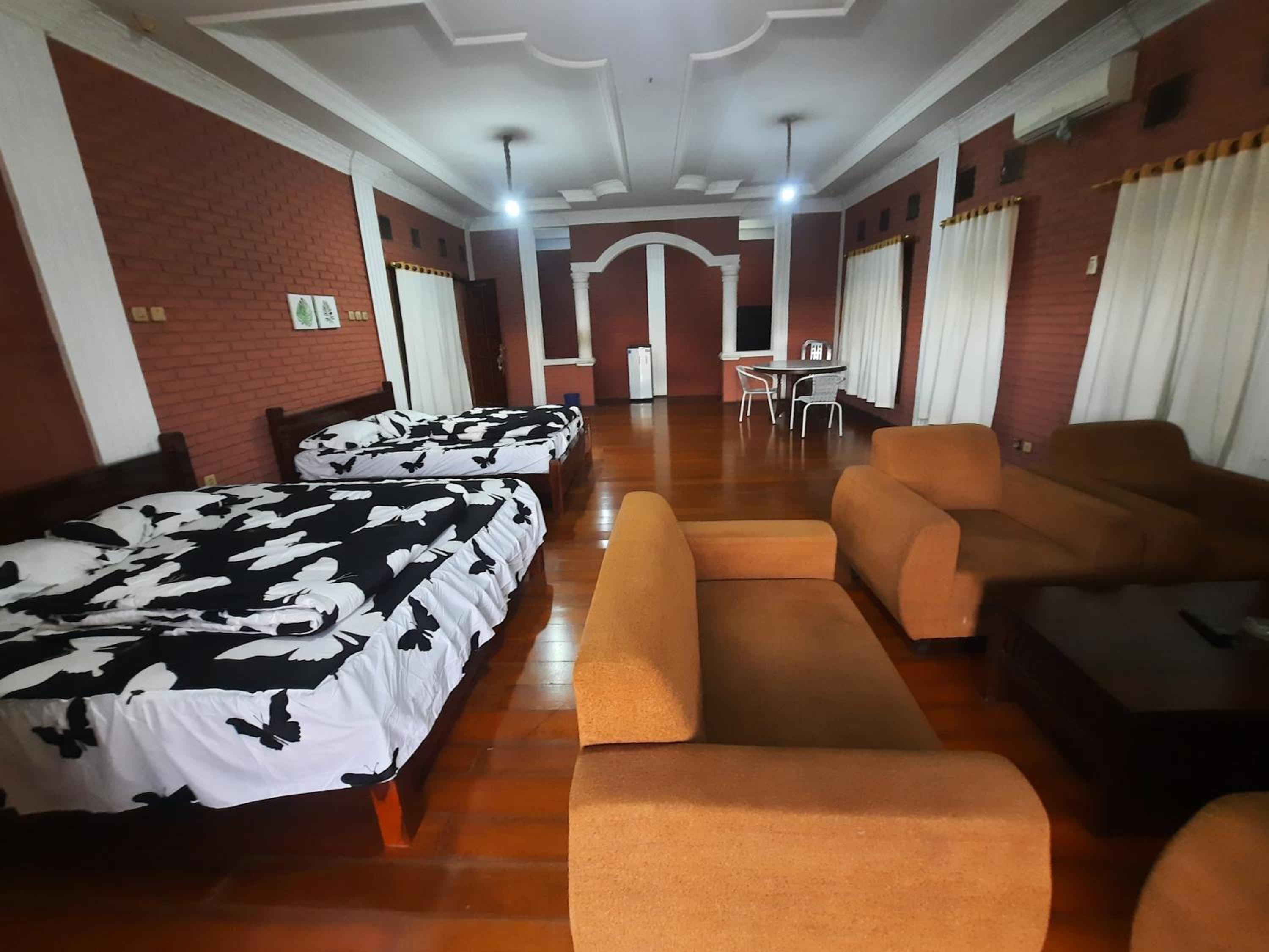 Deluxe Queen Room with Two Queen Beds - Photo 5