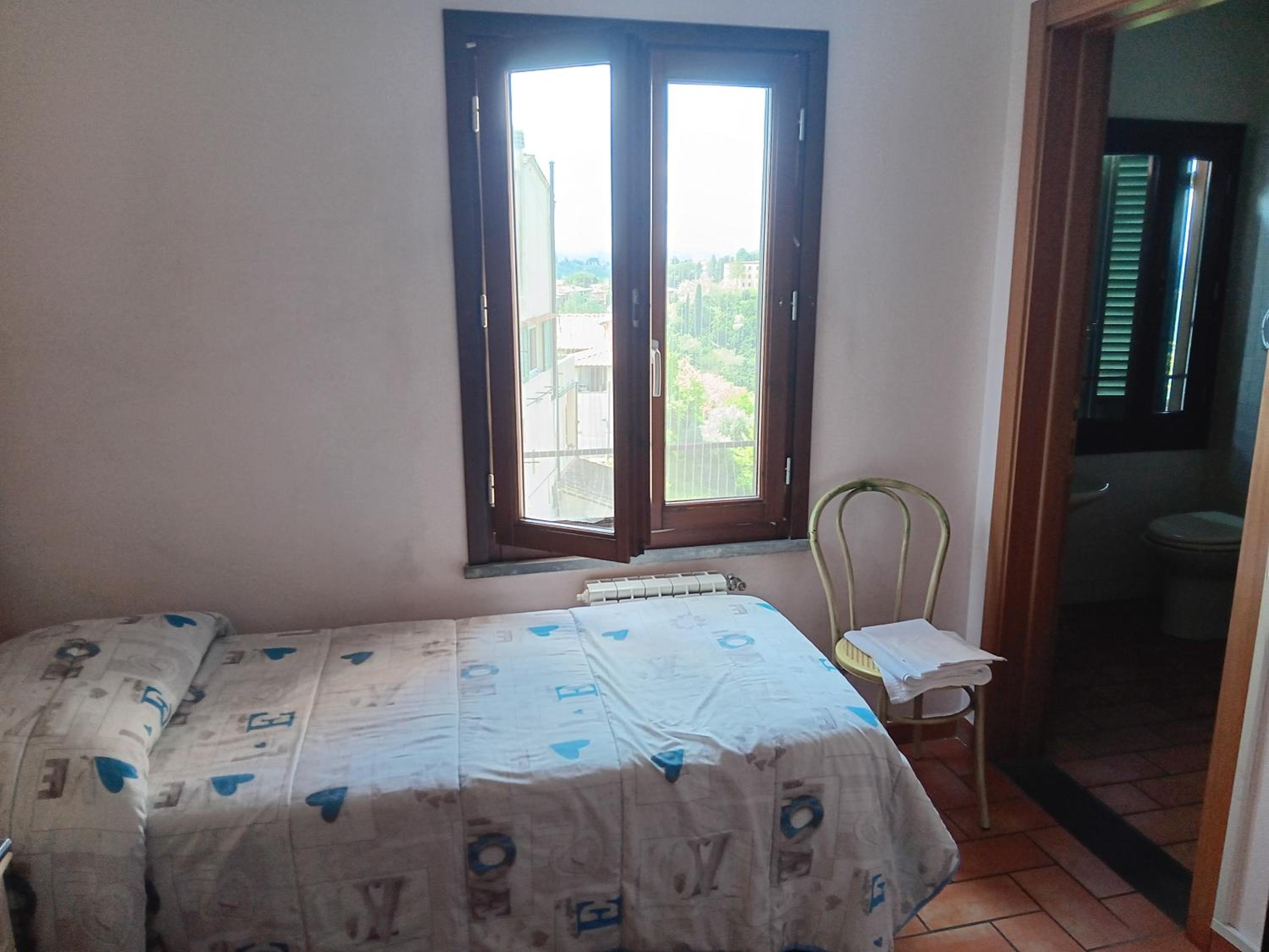 Single Room with Private Bathroom photo 1