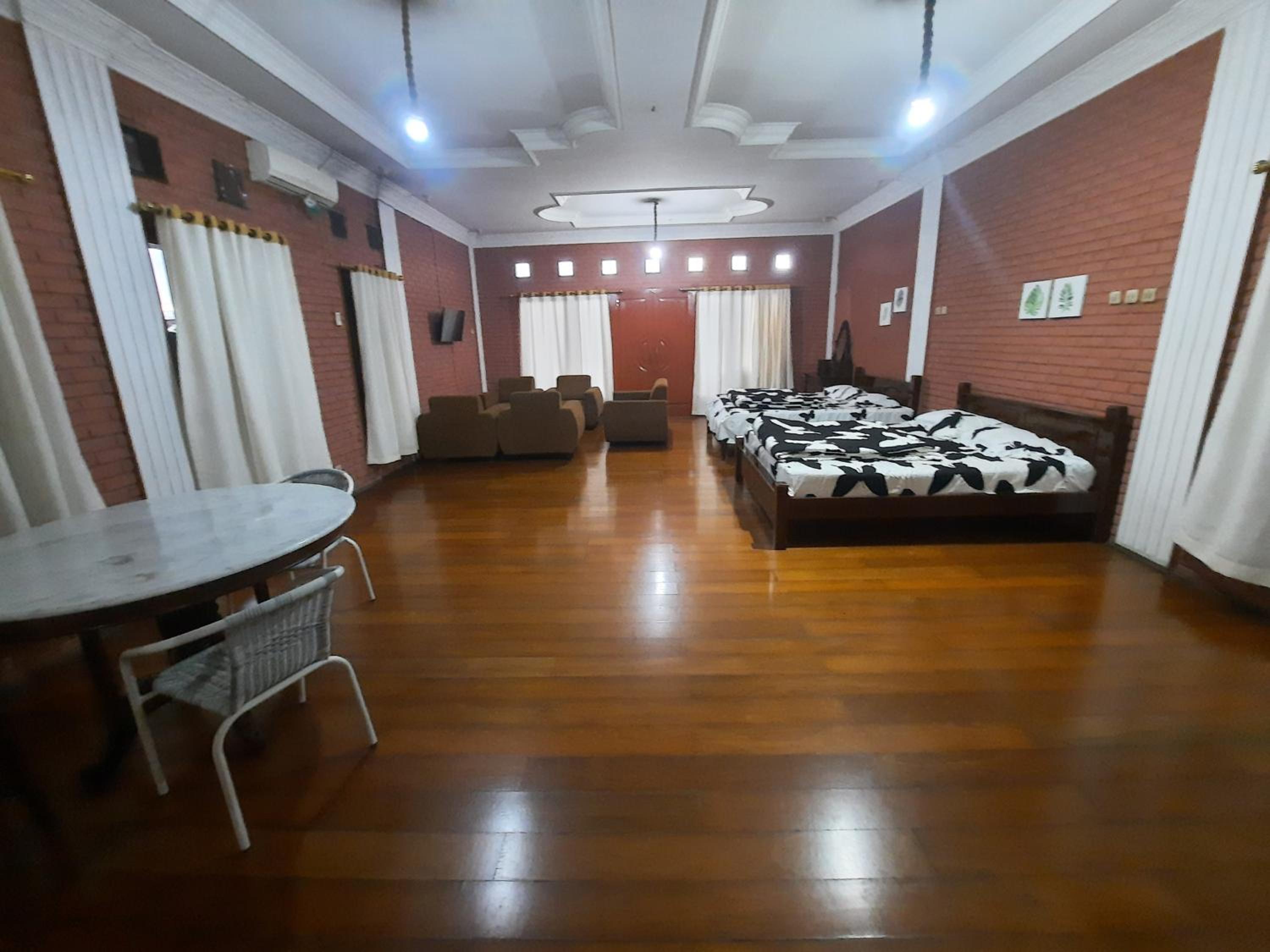 Deluxe Queen Room with Two Queen Beds - Photo 3