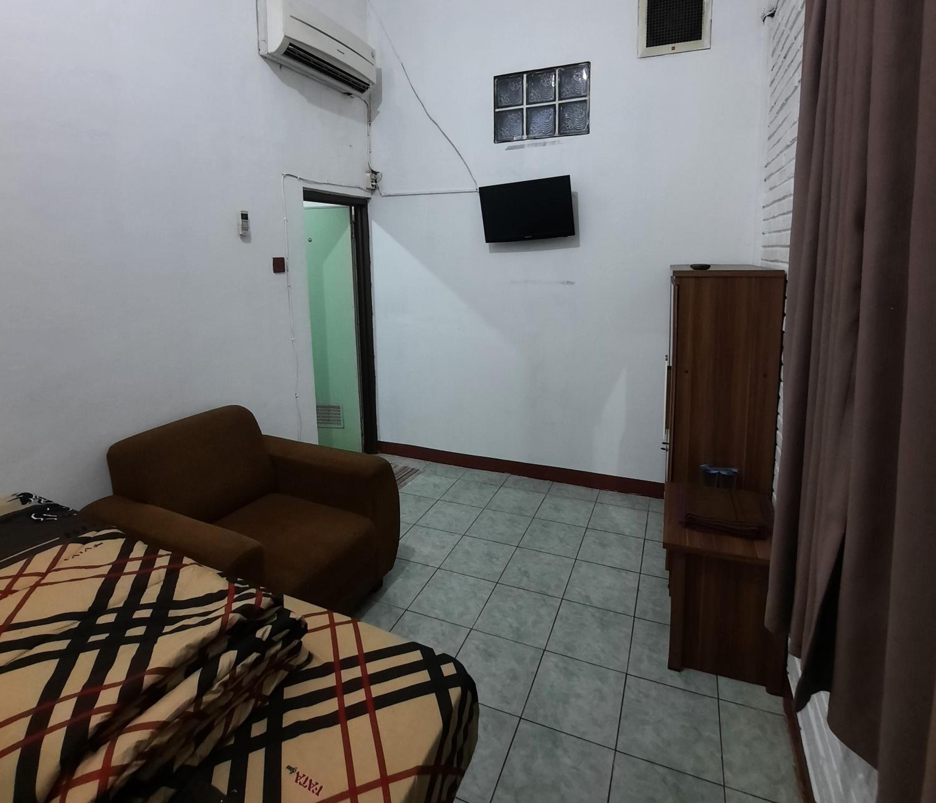 Deluxe Room (2 Adults + 1 Child) - Photo 2