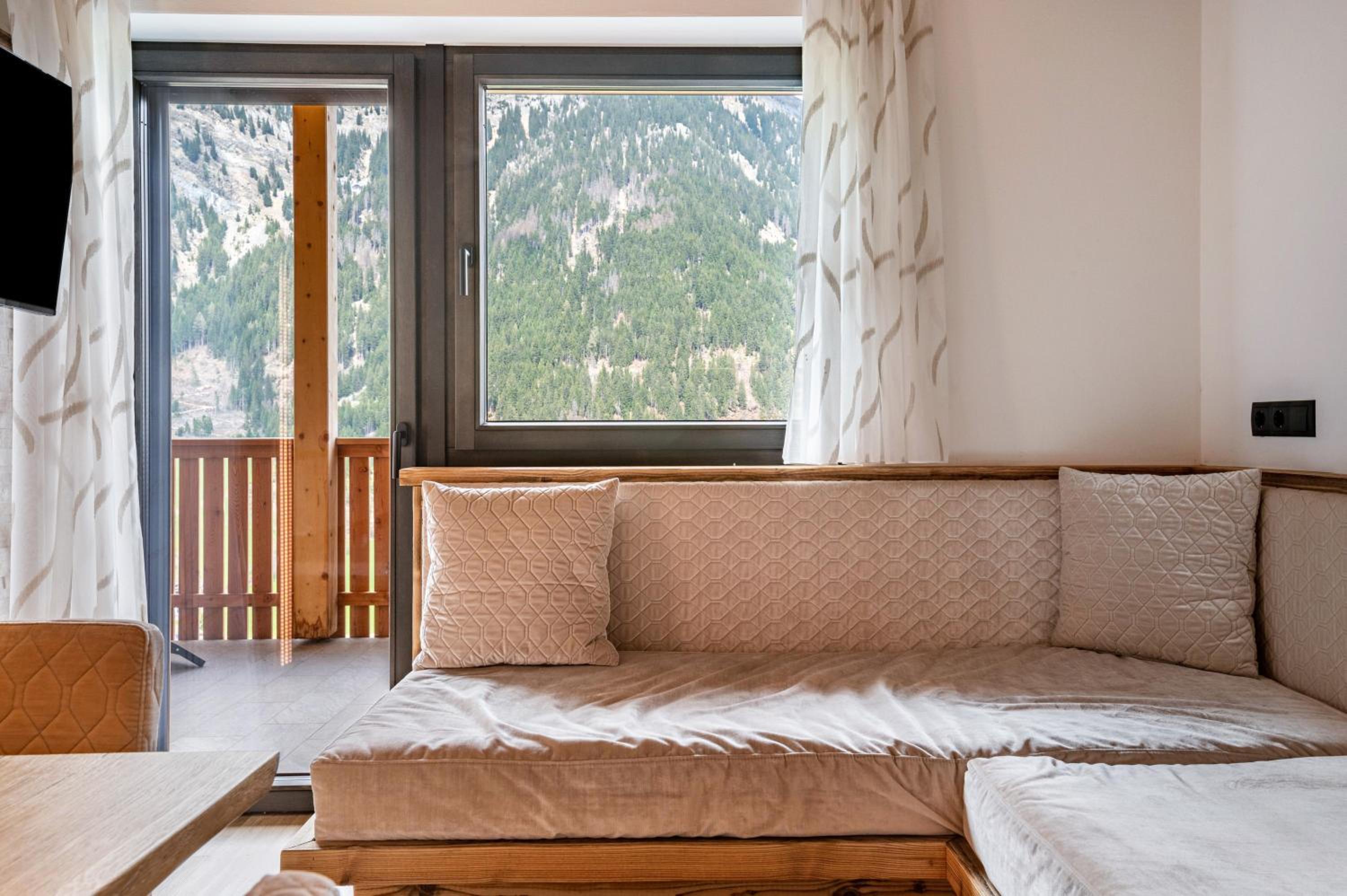 Two-Bedroom Deluxe Apartment with Garden View