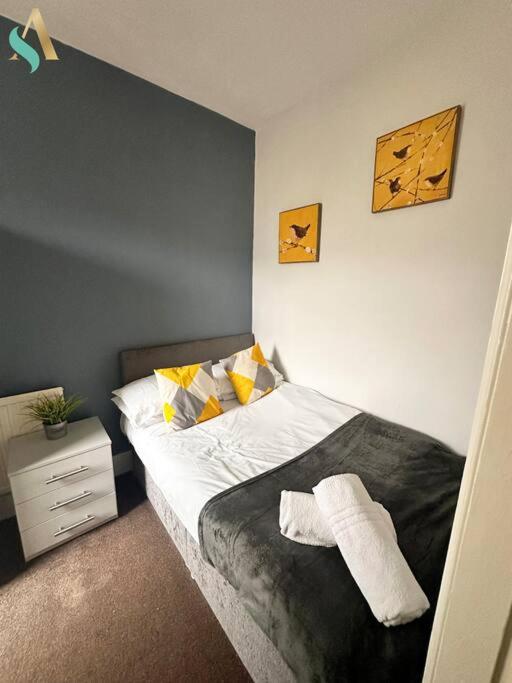 One-Bedroom Apartment photo 1
