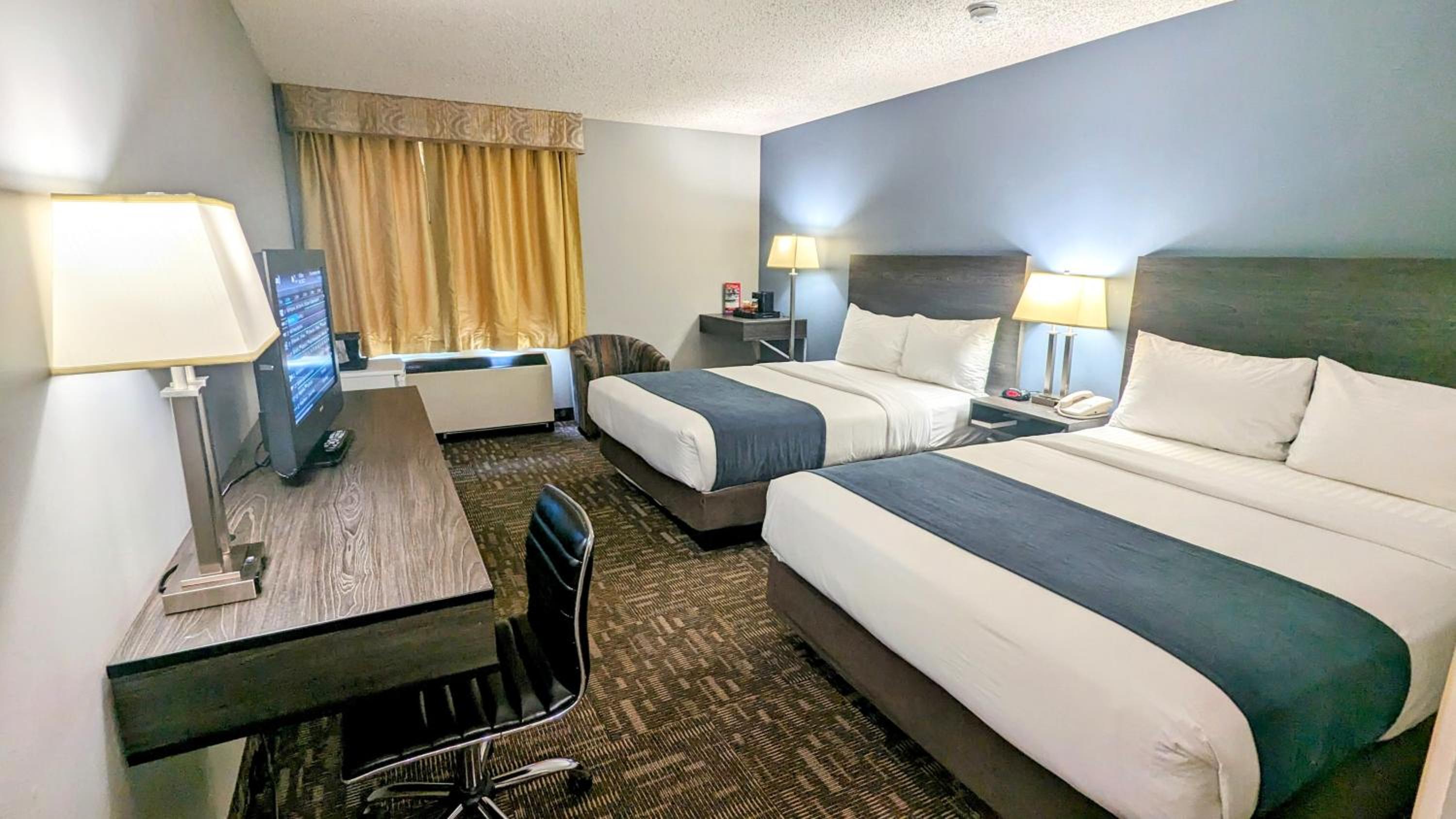 Queen Room with Two Queen Beds - Non-Smoking - Photo 3