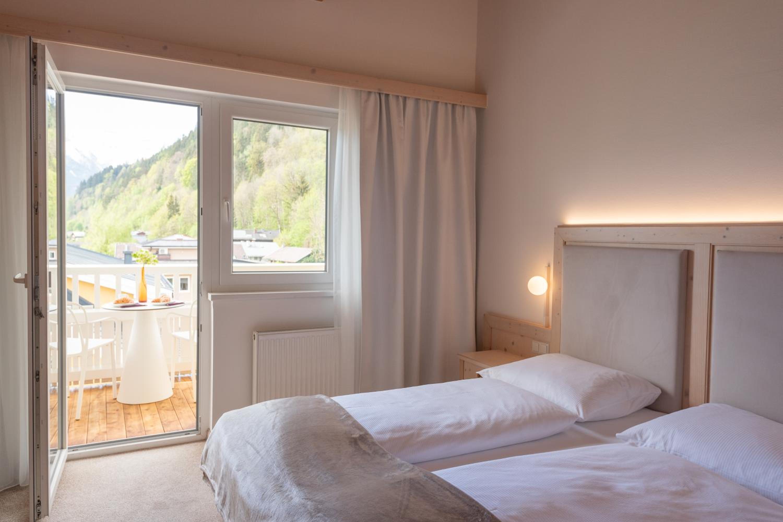 Deluxe Double Room with Balcony and Electric Fireplace photo 2