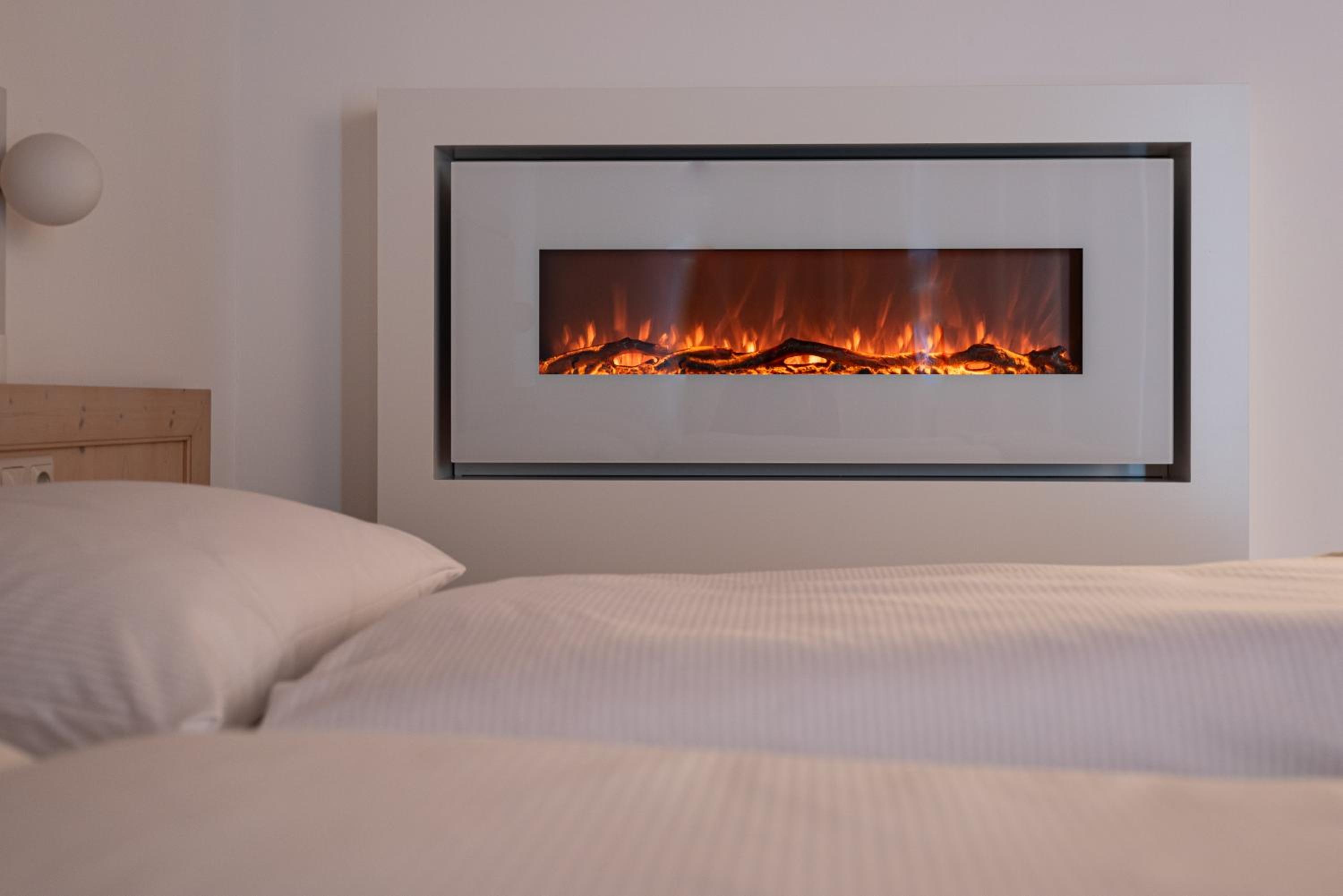 Deluxe Double Room with Balcony and Electric Fireplace photo 3