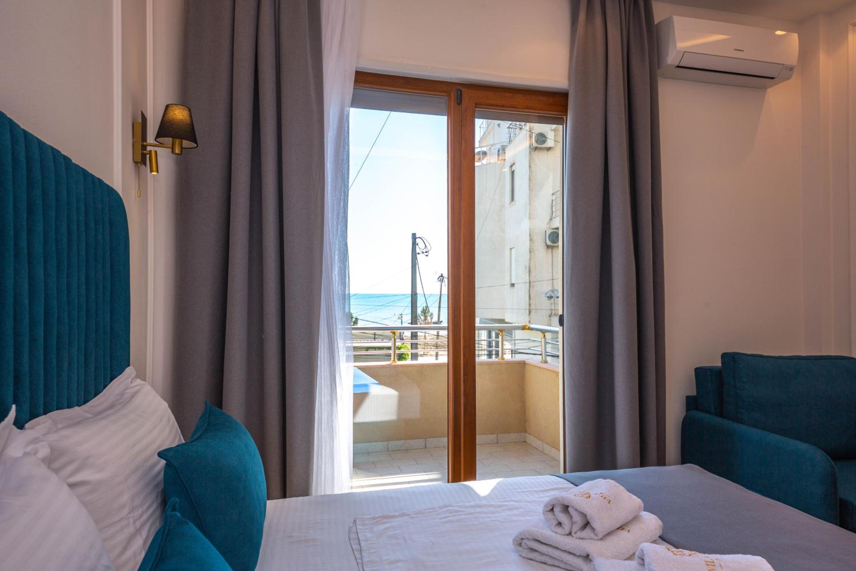 Quadruple Room with Balcony and Sea View photo 2