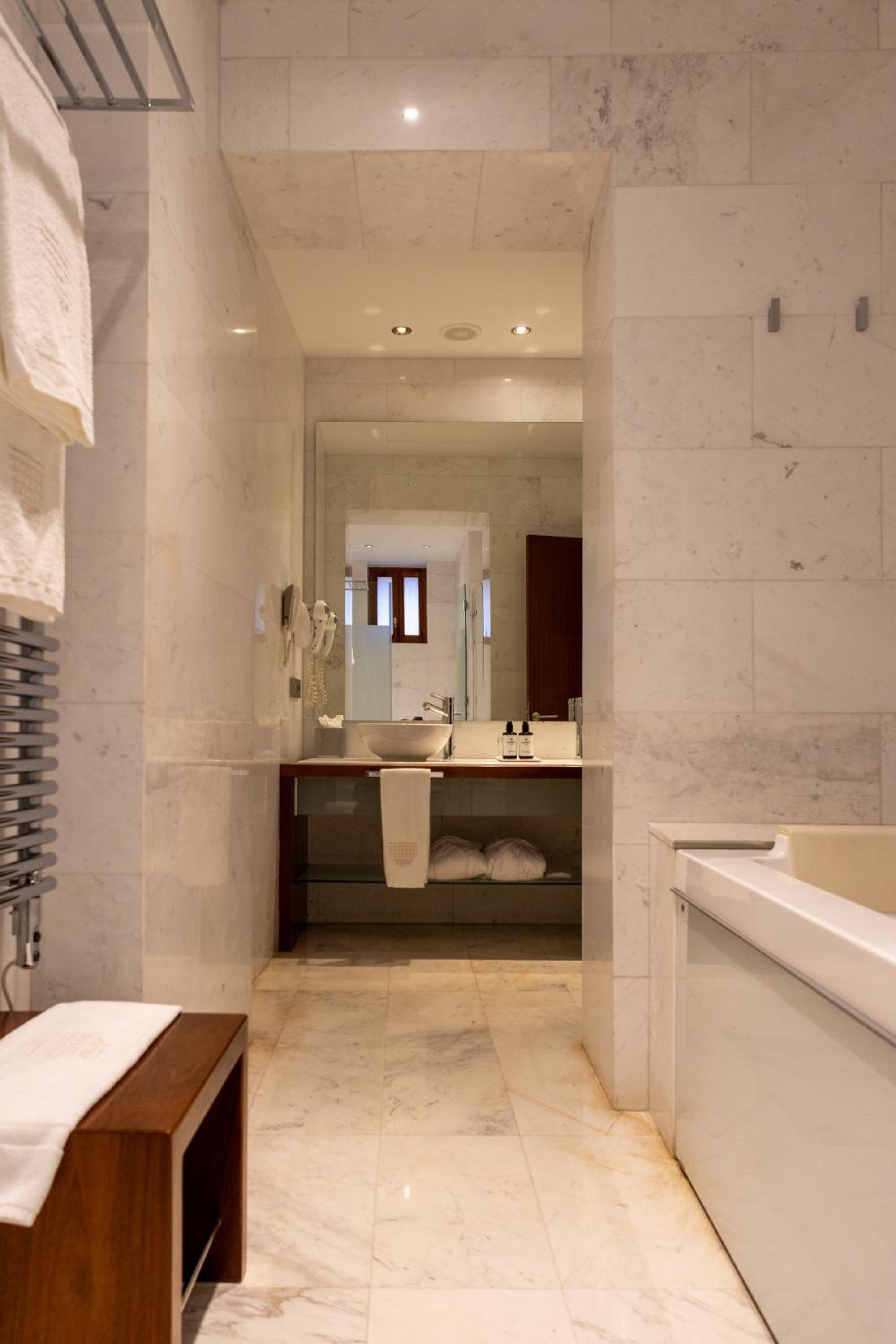 Suite - Photo 7