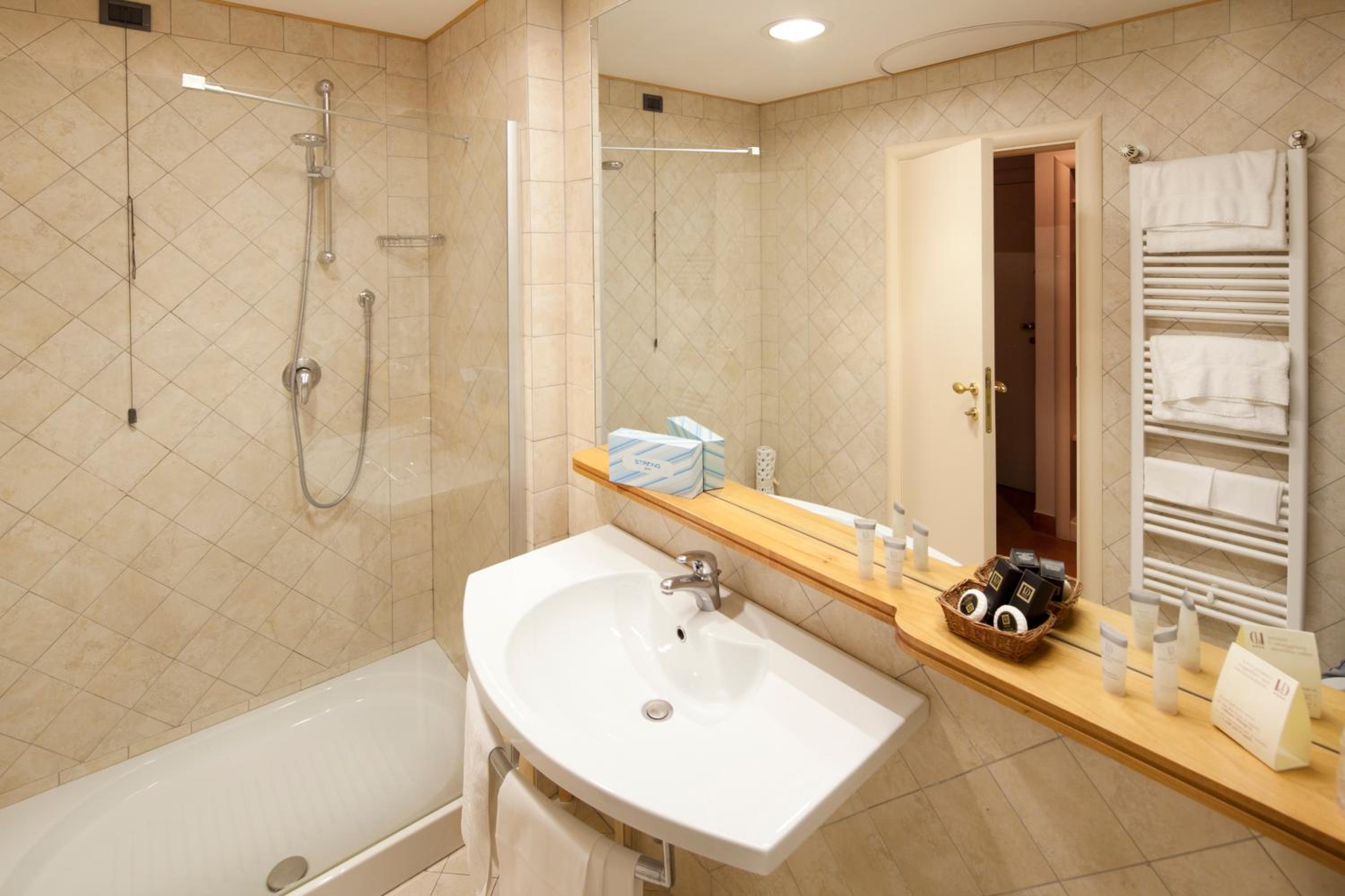 Superior Double or Twin Room - Photo 7