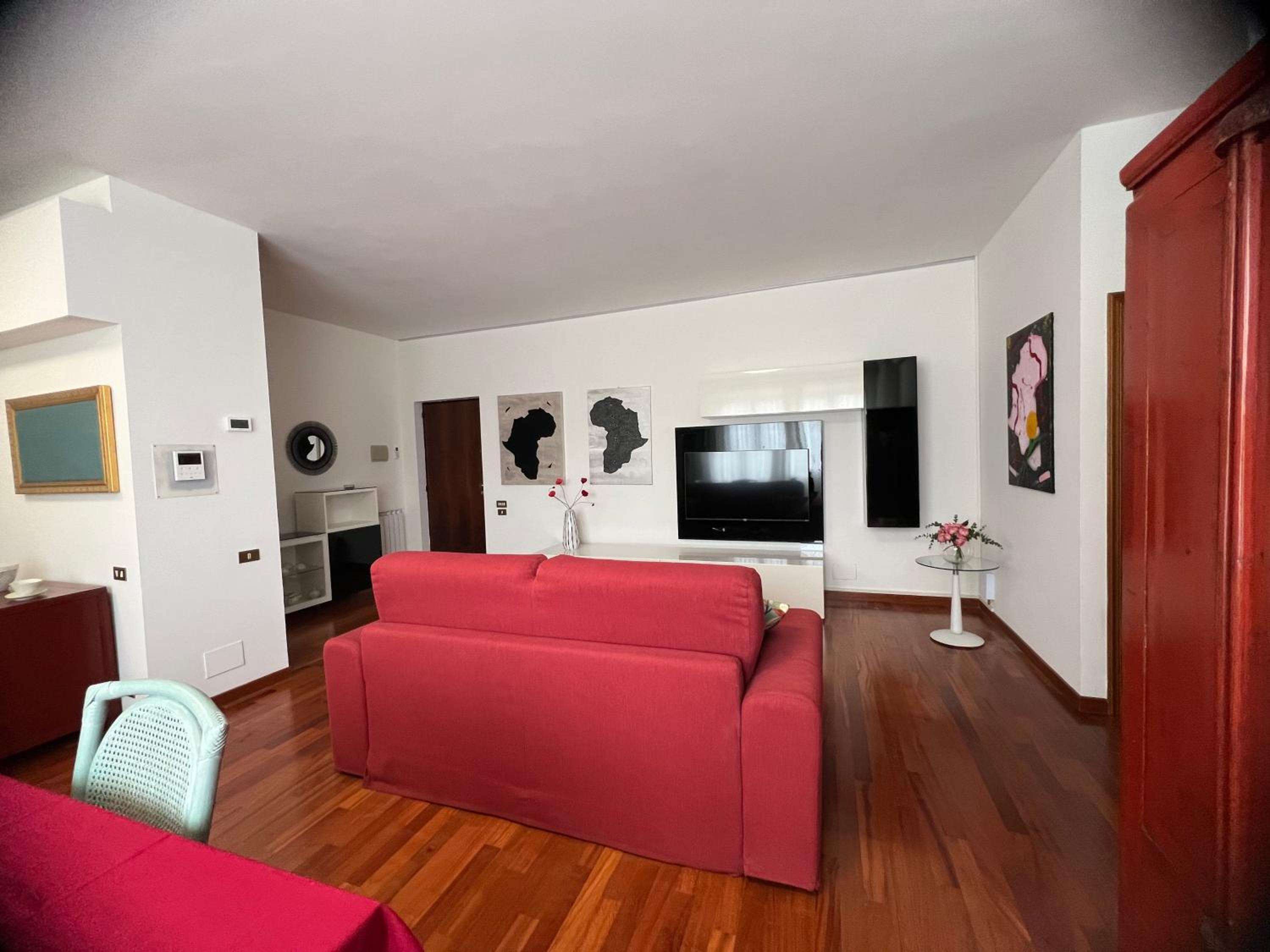 One-Bedroom Apartment photo 1